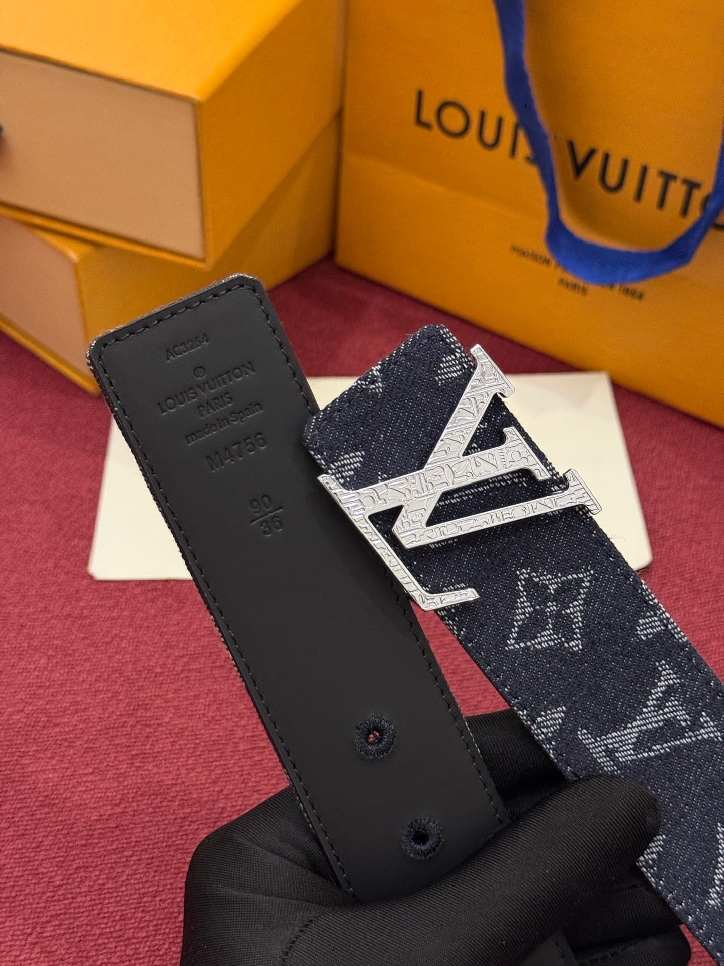 C32946 LV Initiales Monogram Reflective 40mm – a reversible belt that adds a dynamic touch to the design, elevating the classic style to an unexpected level. — image 3