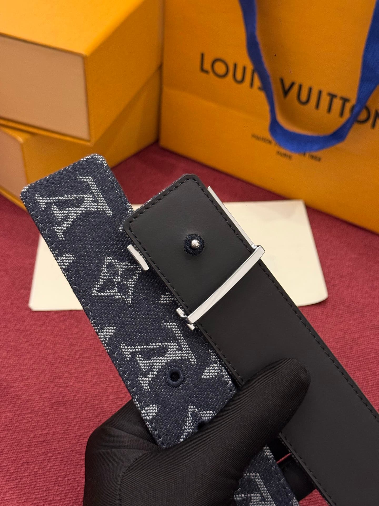 C32946 LV Initiales Monogram Reflective 40mm – a reversible belt that adds a dynamic touch to the design, elevating the classic style to an unexpected level. — image 4