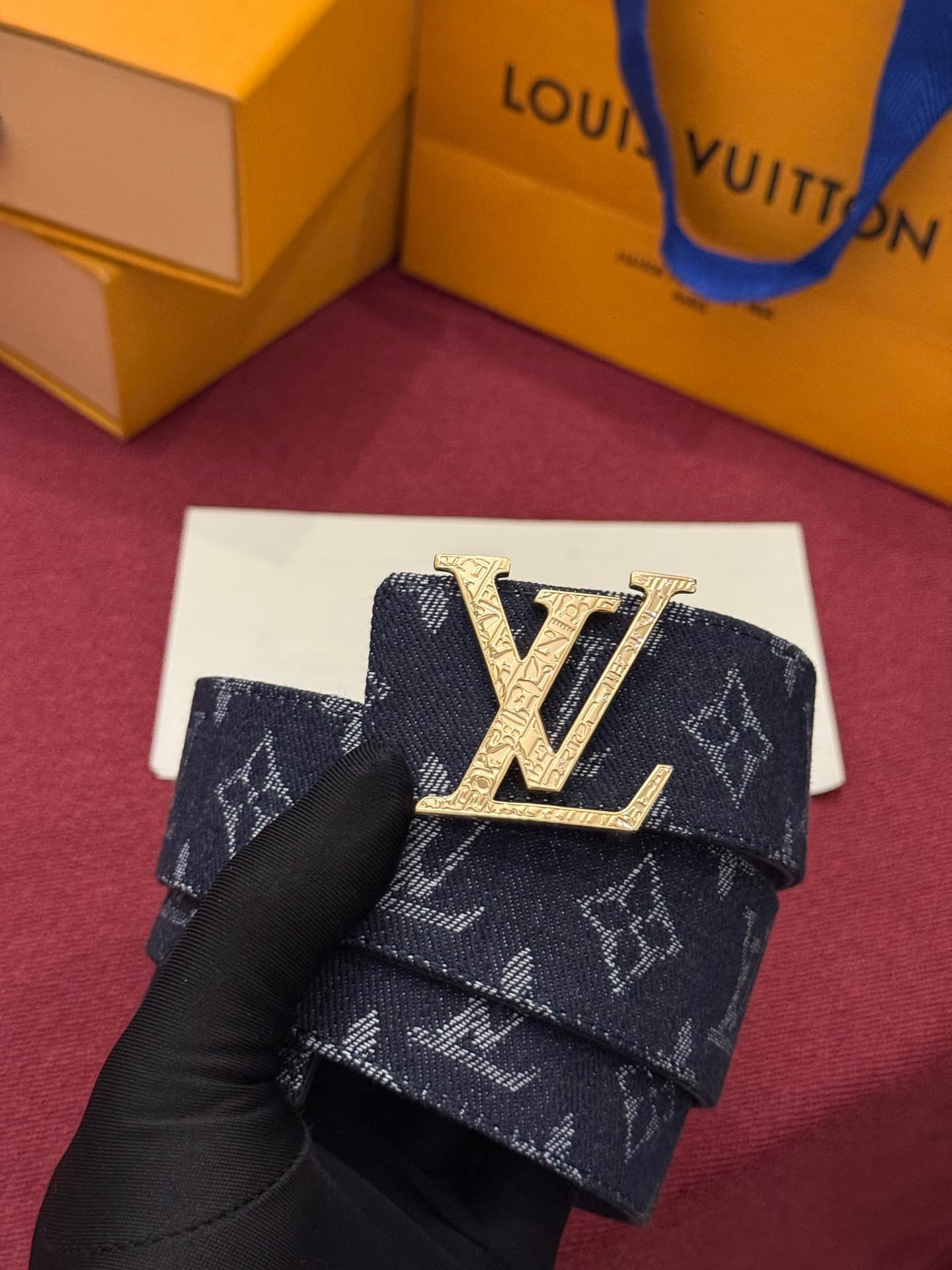 C32945 LV Initiales Monogram Reflective 40mm – a reversible belt that adds a dynamic touch to the design, elevating the classic style to an unexpected level. — image 6
