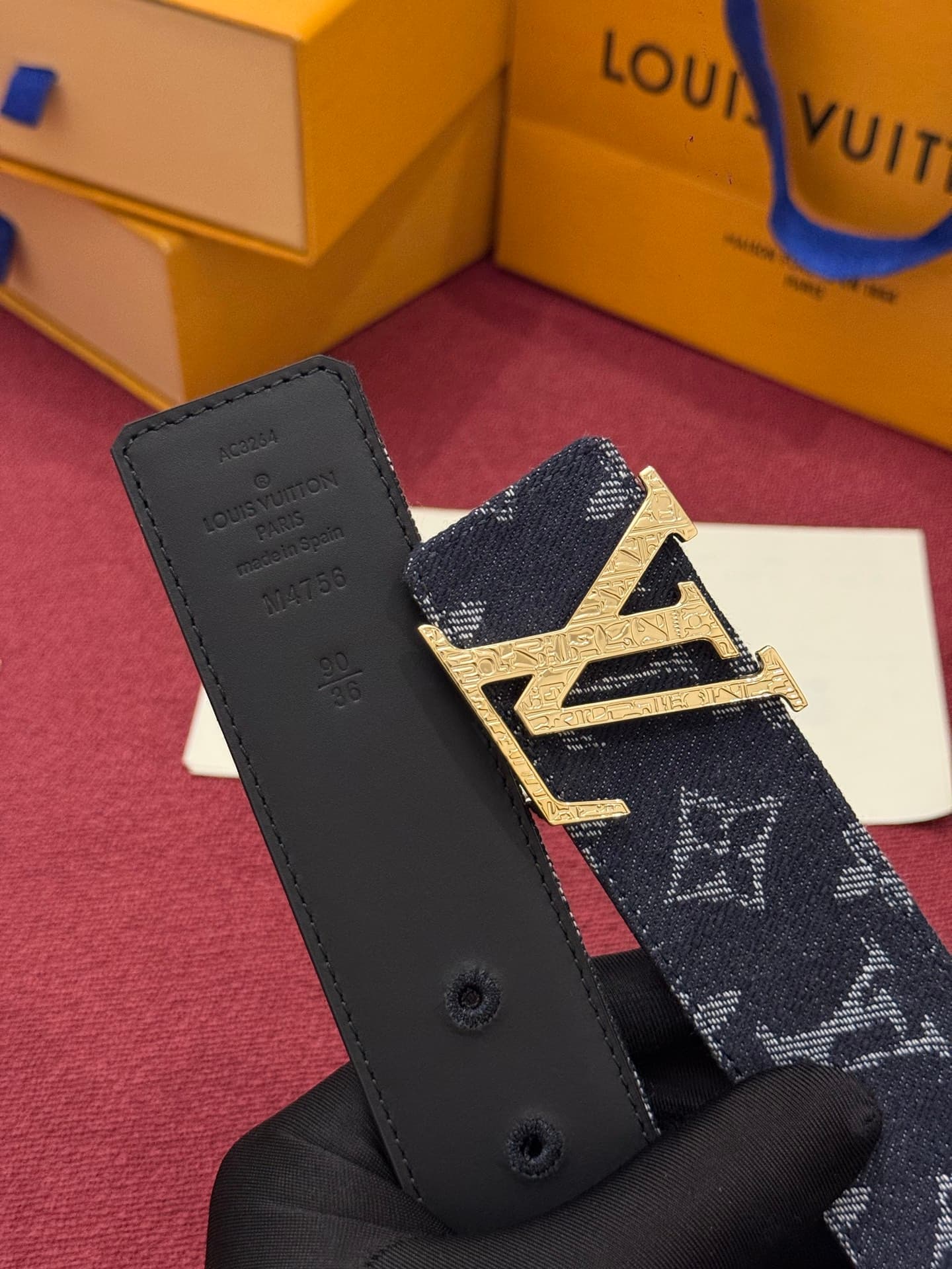 C32945 LV Initiales Monogram Reflective 40mm – a reversible belt that adds a dynamic touch to the design, elevating the classic style to an unexpected level. — image 3