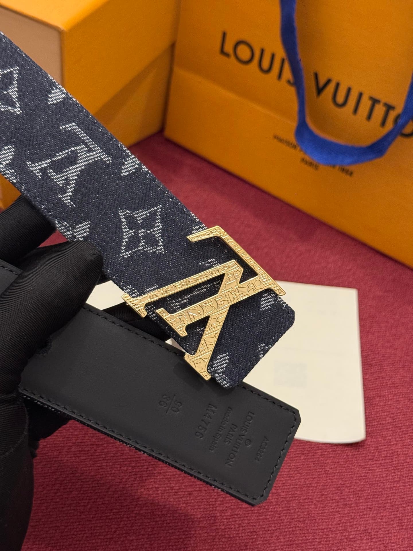 C32945 LV Initiales Monogram Reflective 40mm – a reversible belt that adds a dynamic touch to the design, elevating the classic style to an unexpected level. — image 5