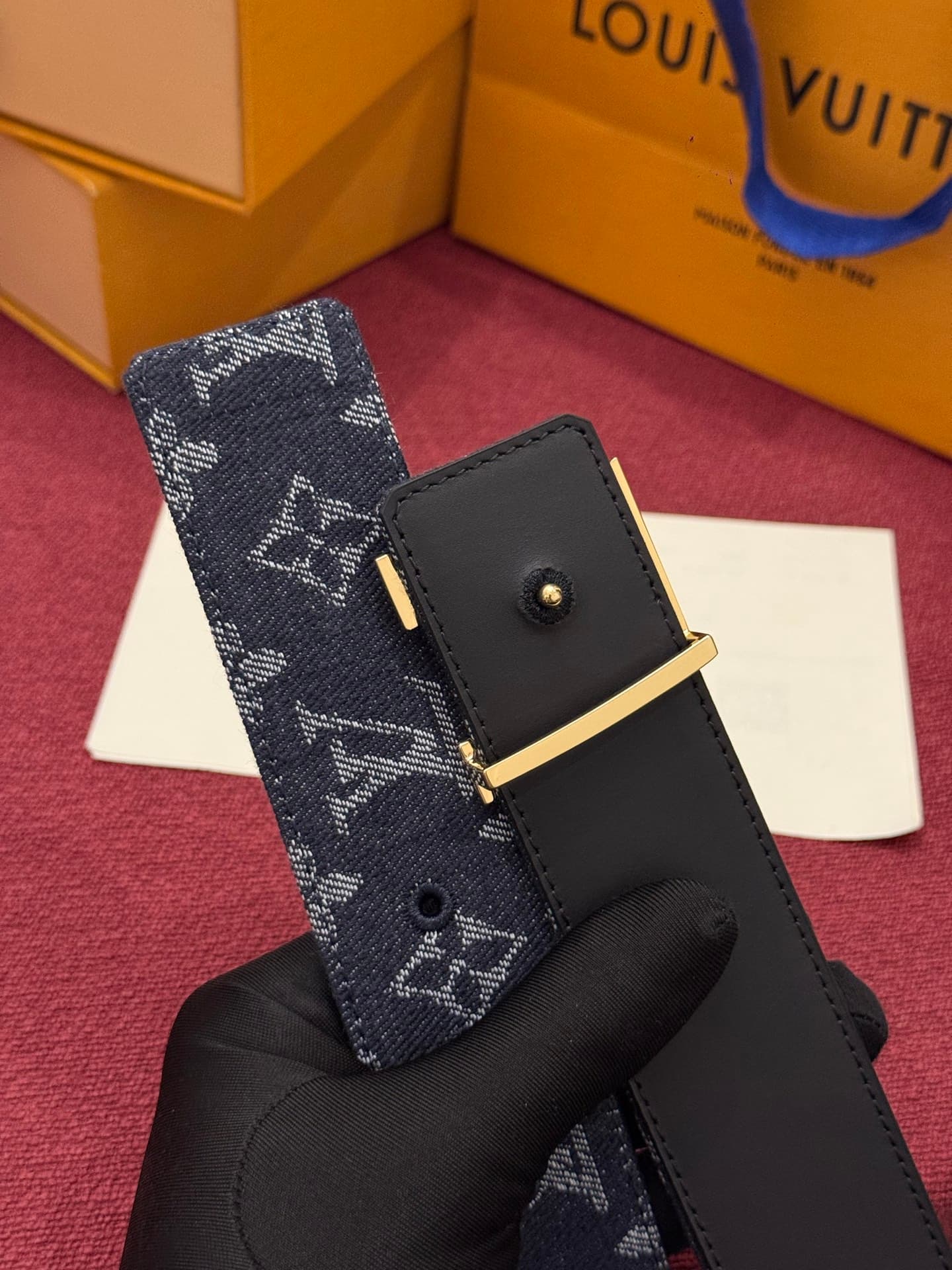 C32945 LV Initiales Monogram Reflective 40mm – a reversible belt that adds a dynamic touch to the design, elevating the classic style to an unexpected level. — image 4