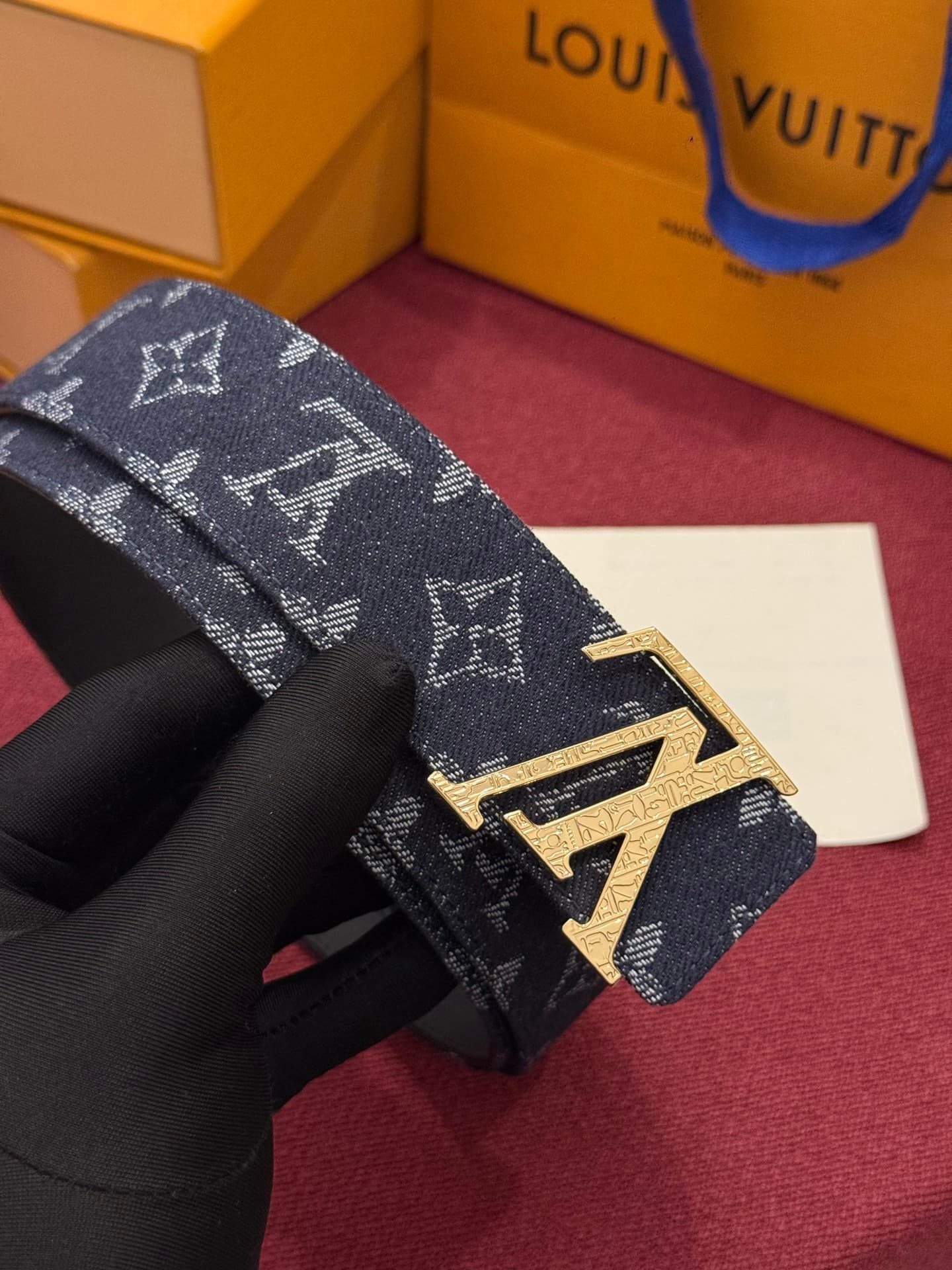 C32945 LV Initiales Monogram Reflective 40mm – a reversible belt that adds a dynamic touch to the design, elevating the classic style to an unexpected level. — image 2