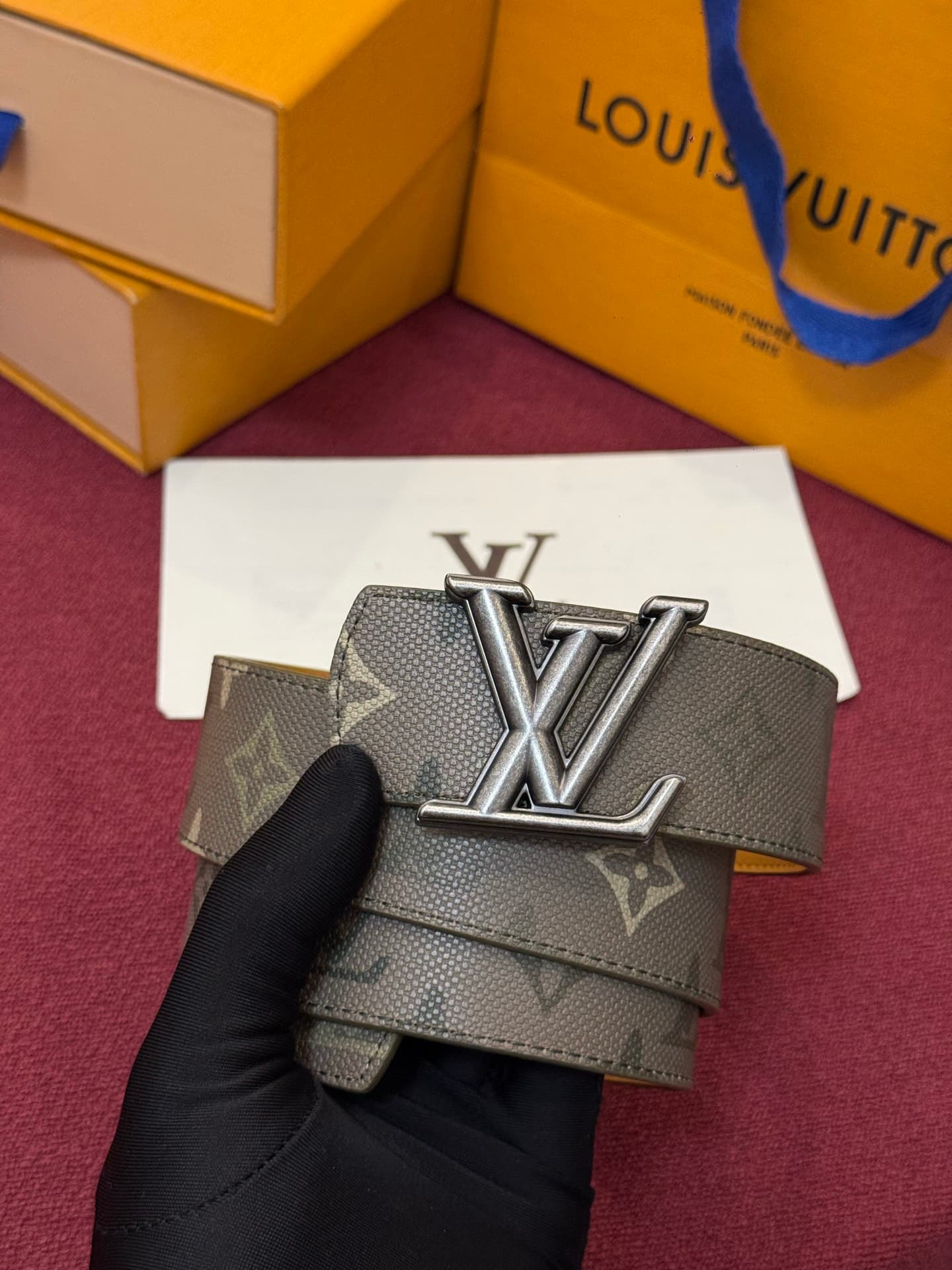 C32944 LV Initiales Monogram Reflective 40mm – a reversible belt that adds a dynamic touch to the design, elevating the classic style to an unexpected level. — image 6