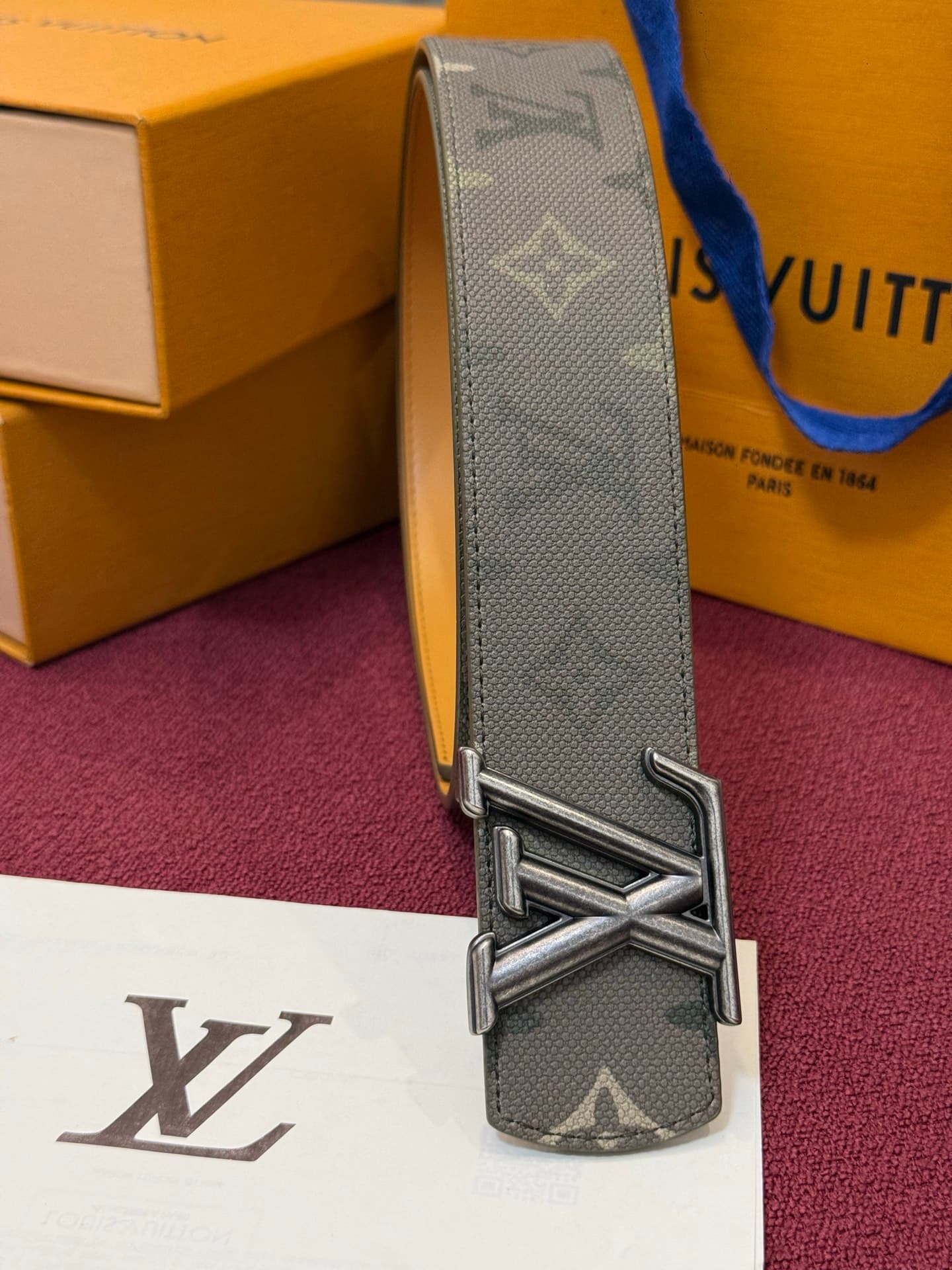 C32944 LV Initiales Monogram Reflective 40mm – a reversible belt that adds a dynamic touch to the design, elevating the classic style to an unexpected level. — image 2