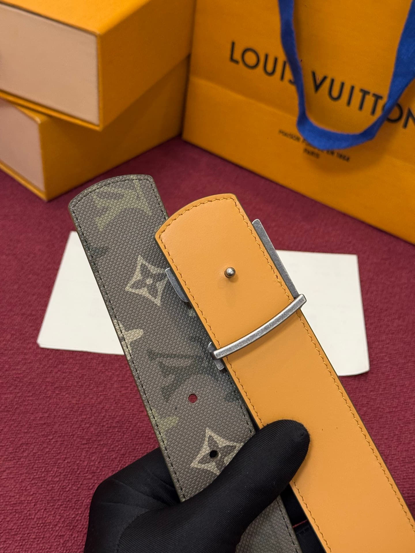 C32944 LV Initiales Monogram Reflective 40mm – a reversible belt that adds a dynamic touch to the design, elevating the classic style to an unexpected level. — image 4