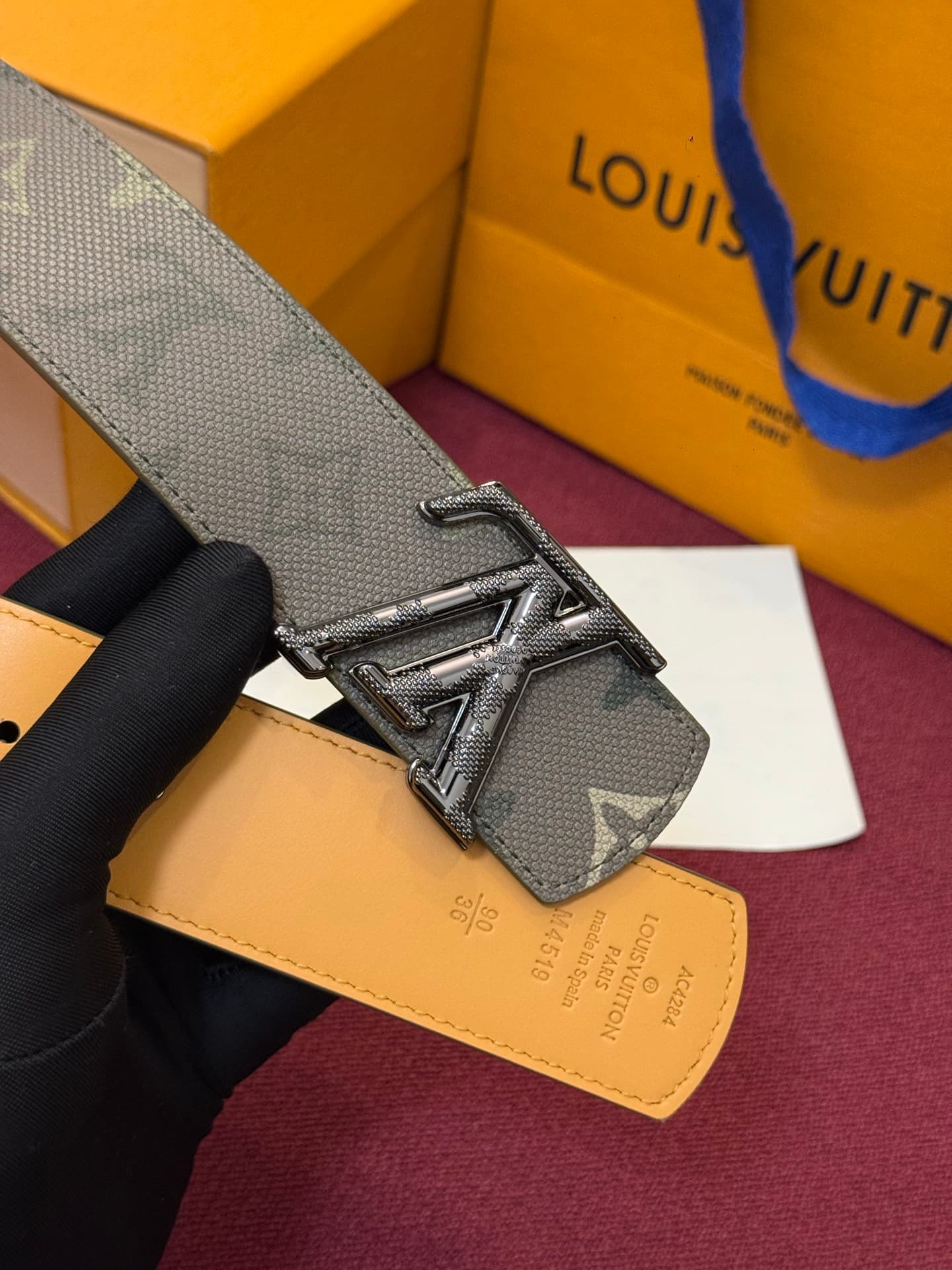 C32943 LV Initiales Monogram Reflective 40mm – a reversible belt that adds a dynamic touch to the design, elevating the classic style to an unexpected level. — image 5