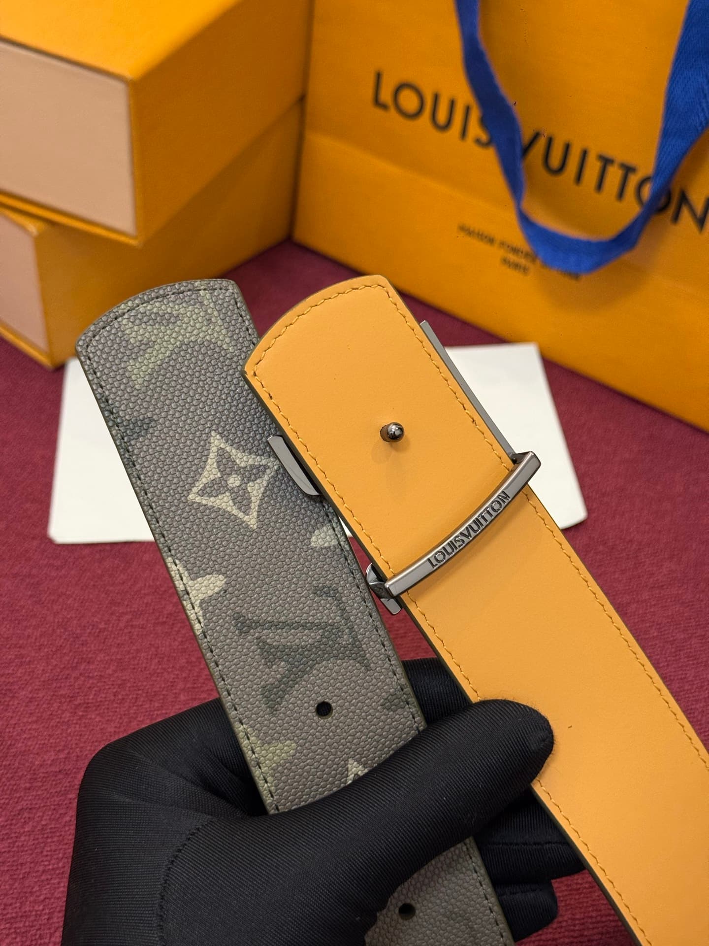 C32943 LV Initiales Monogram Reflective 40mm – a reversible belt that adds a dynamic touch to the design, elevating the classic style to an unexpected level. — image 4
