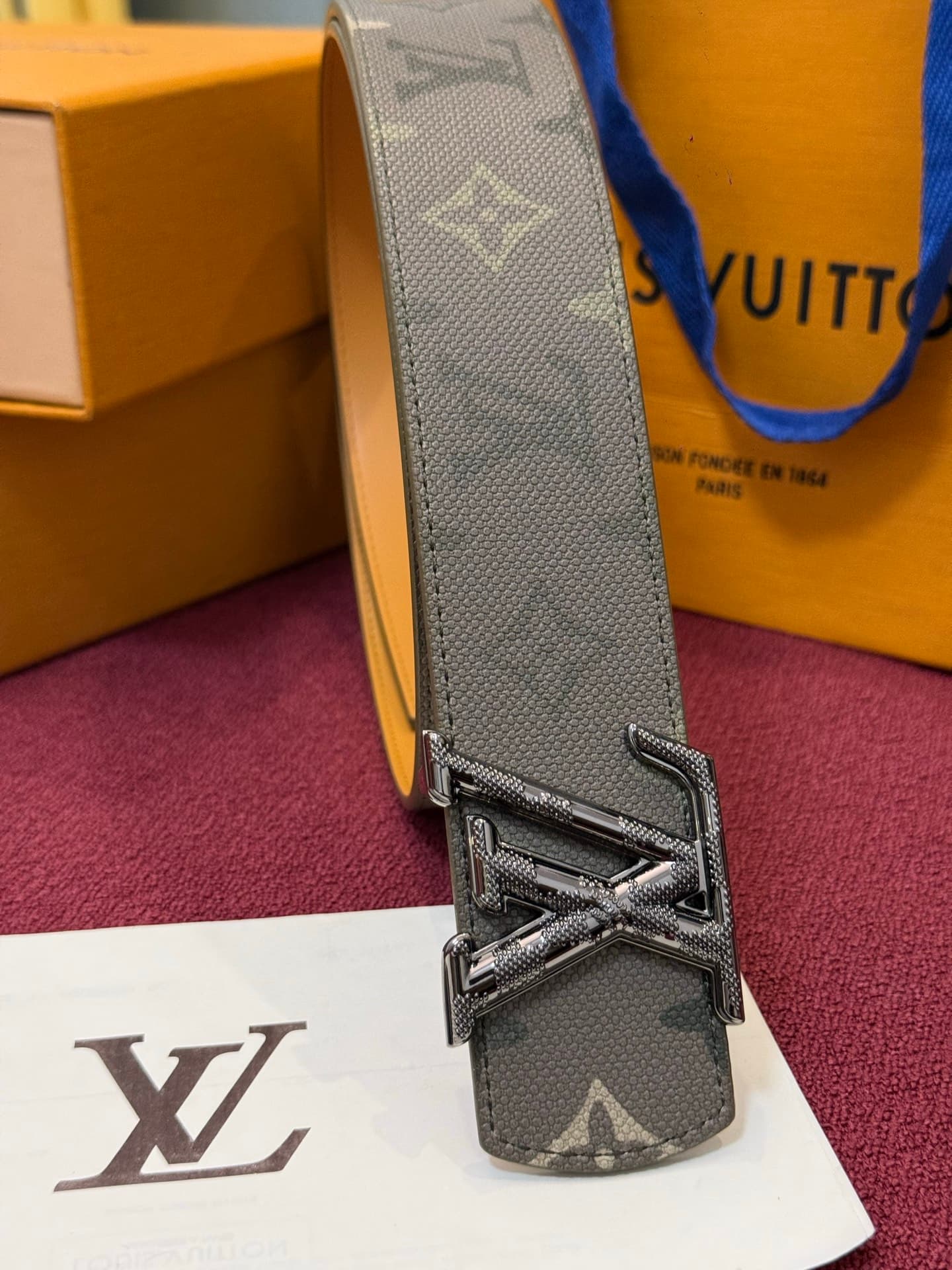 C32943 LV Initiales Monogram Reflective 40mm – a reversible belt that adds a dynamic touch to the design, elevating the classic style to an unexpected level. — image 2