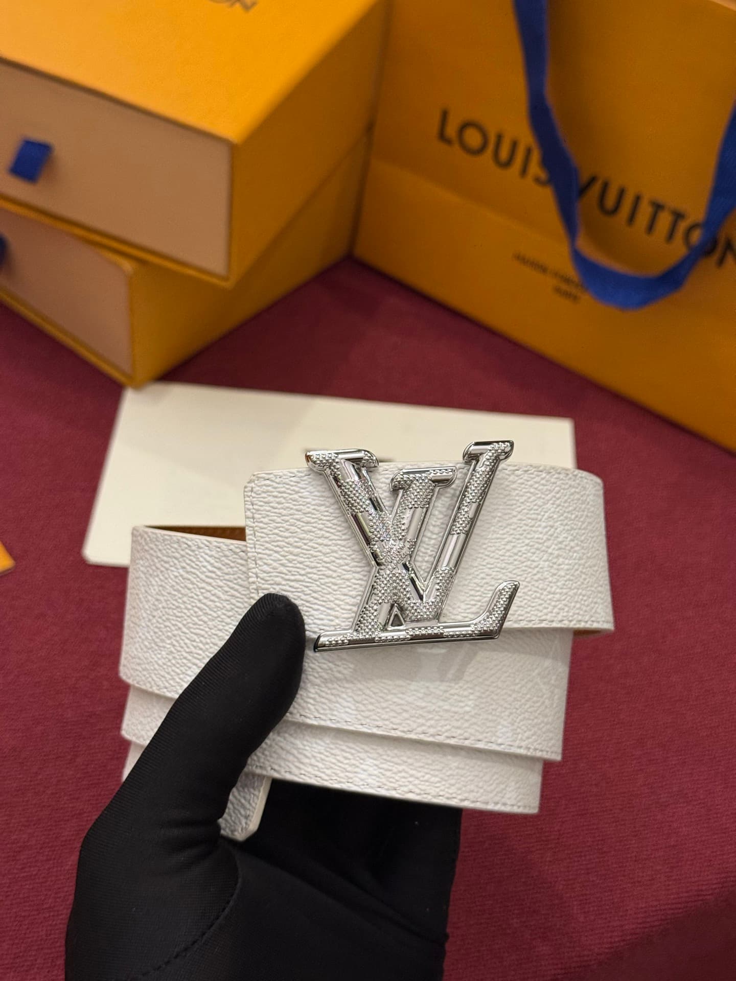 C32942 LV Initiales Monogram Reflective 40mm – a reversible belt that adds a dynamic touch to the design, elevating the classic style to an unexpected level. — image 6