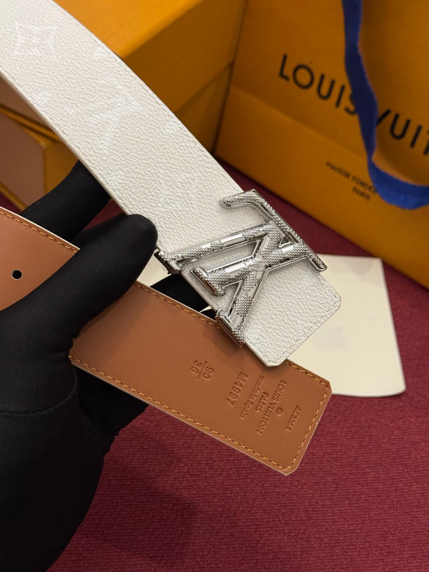 C32942 LV Initiales Monogram Reflective 40mm – a reversible belt that adds a dynamic touch to the design, elevating the classic style to an unexpected level. — image 5