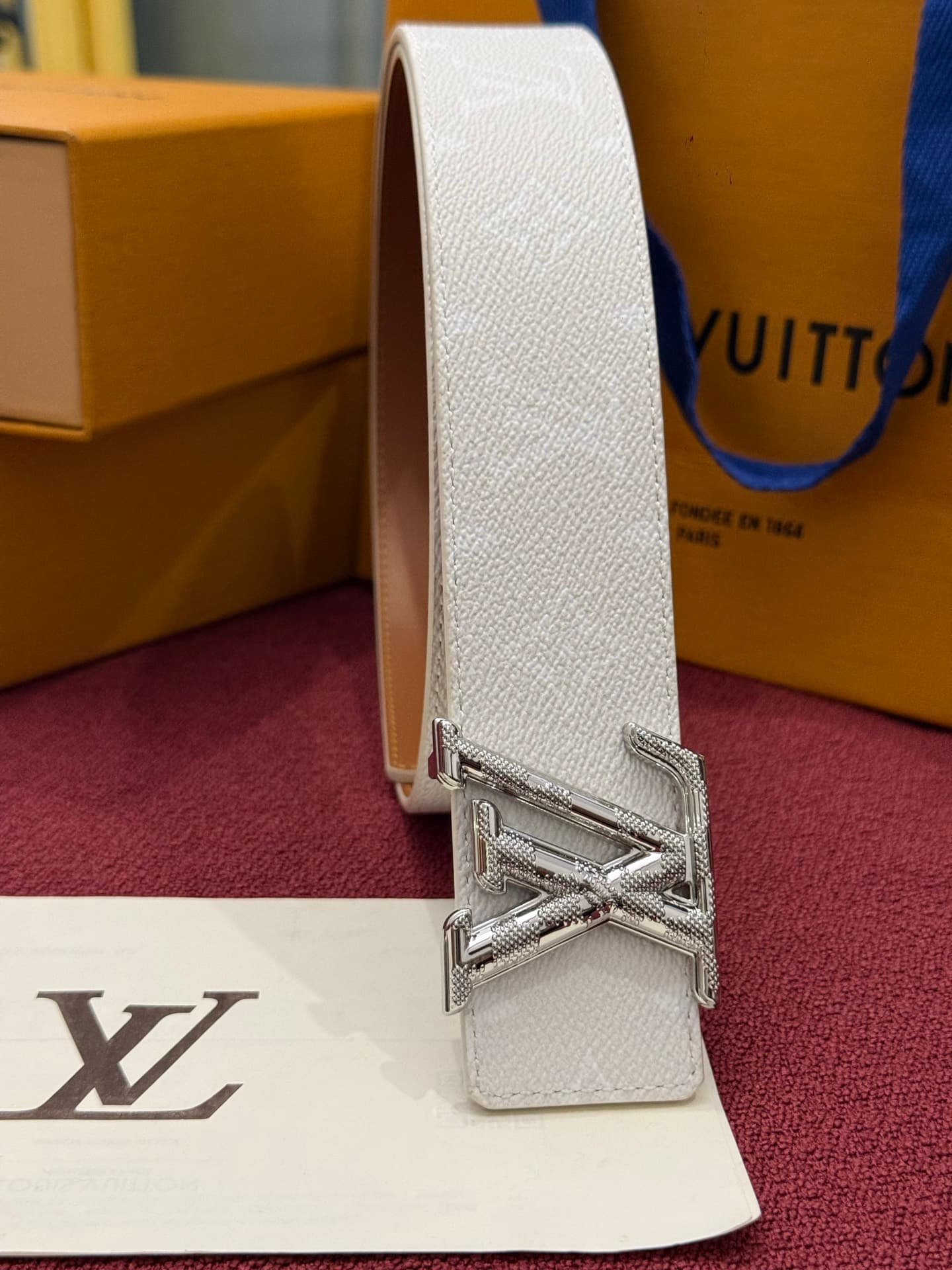 C32942 LV Initiales Monogram Reflective 40mm – a reversible belt that adds a dynamic touch to the design, elevating the classic style to an unexpected level. — image 2