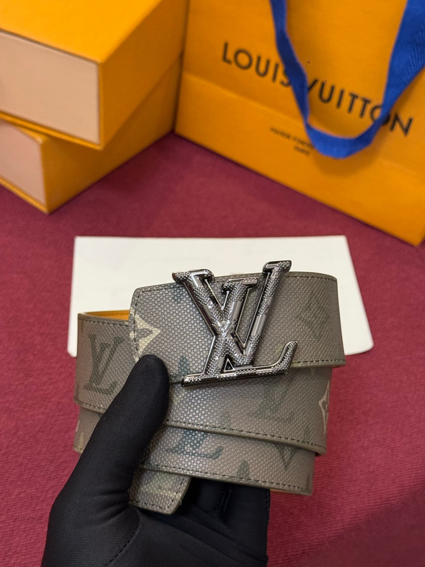 C32943 LV Initiales Monogram Reflective 40mm – a reversible belt that adds a dynamic touch to the design, elevating the classic style to an unexpected level. — image 6