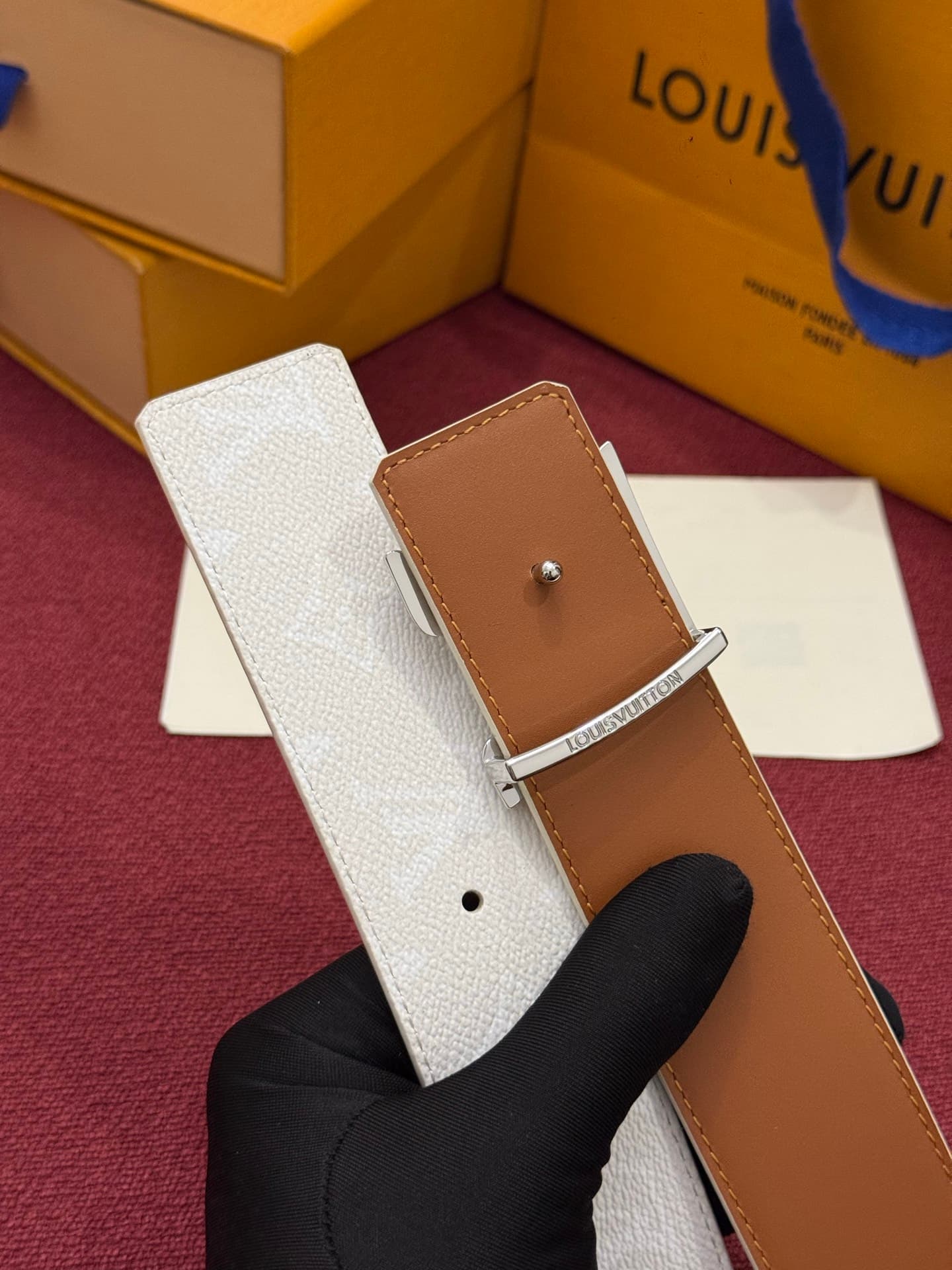 C32942 LV Initiales Monogram Reflective 40mm – a reversible belt that adds a dynamic touch to the design, elevating the classic style to an unexpected level. — image 4