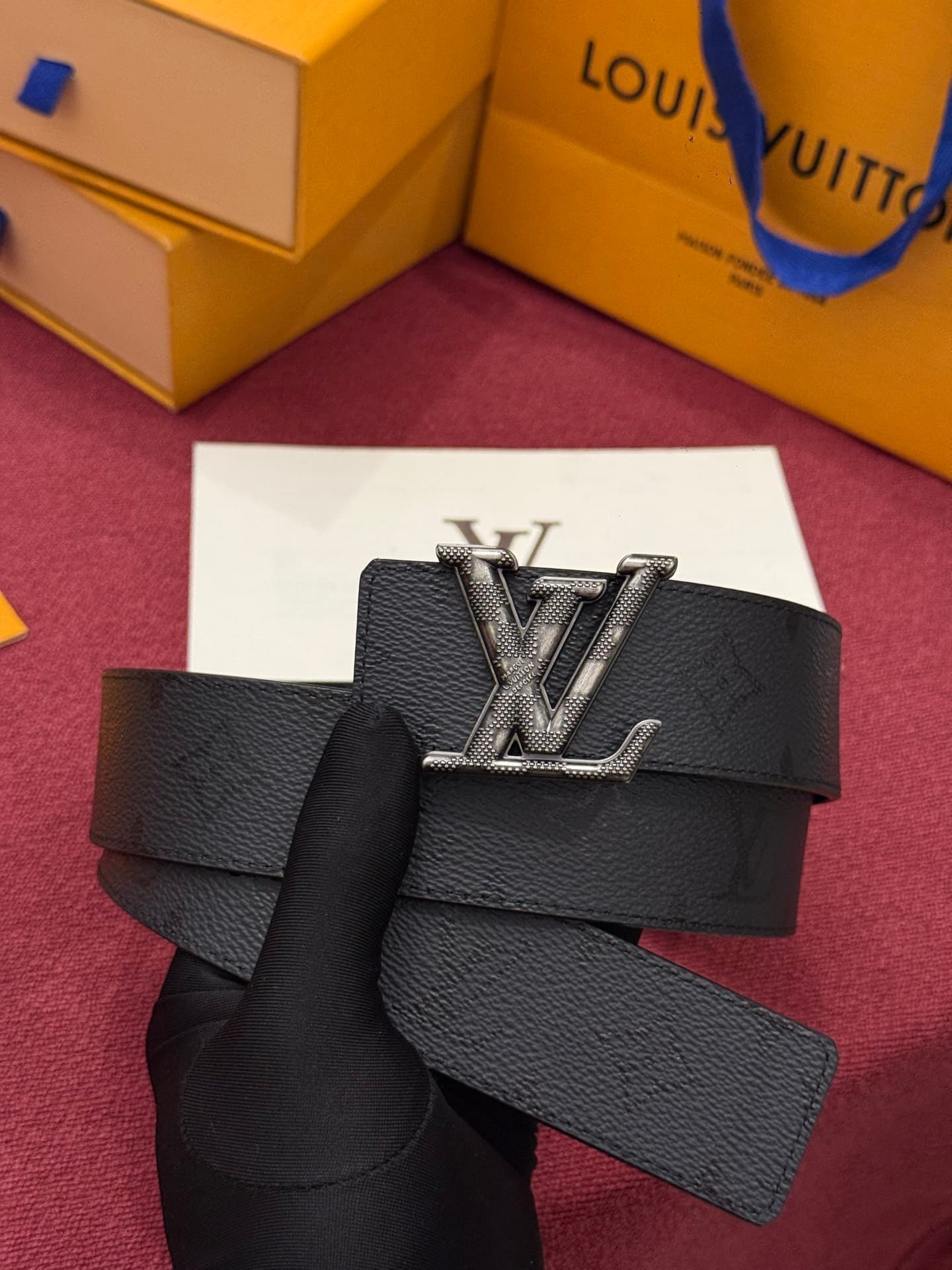 C32940 LV Initiales Monogram Reflective 40mm – a reversible belt that adds a dynamic touch to the design, elevating the classic style to an unexpected level. — image 1