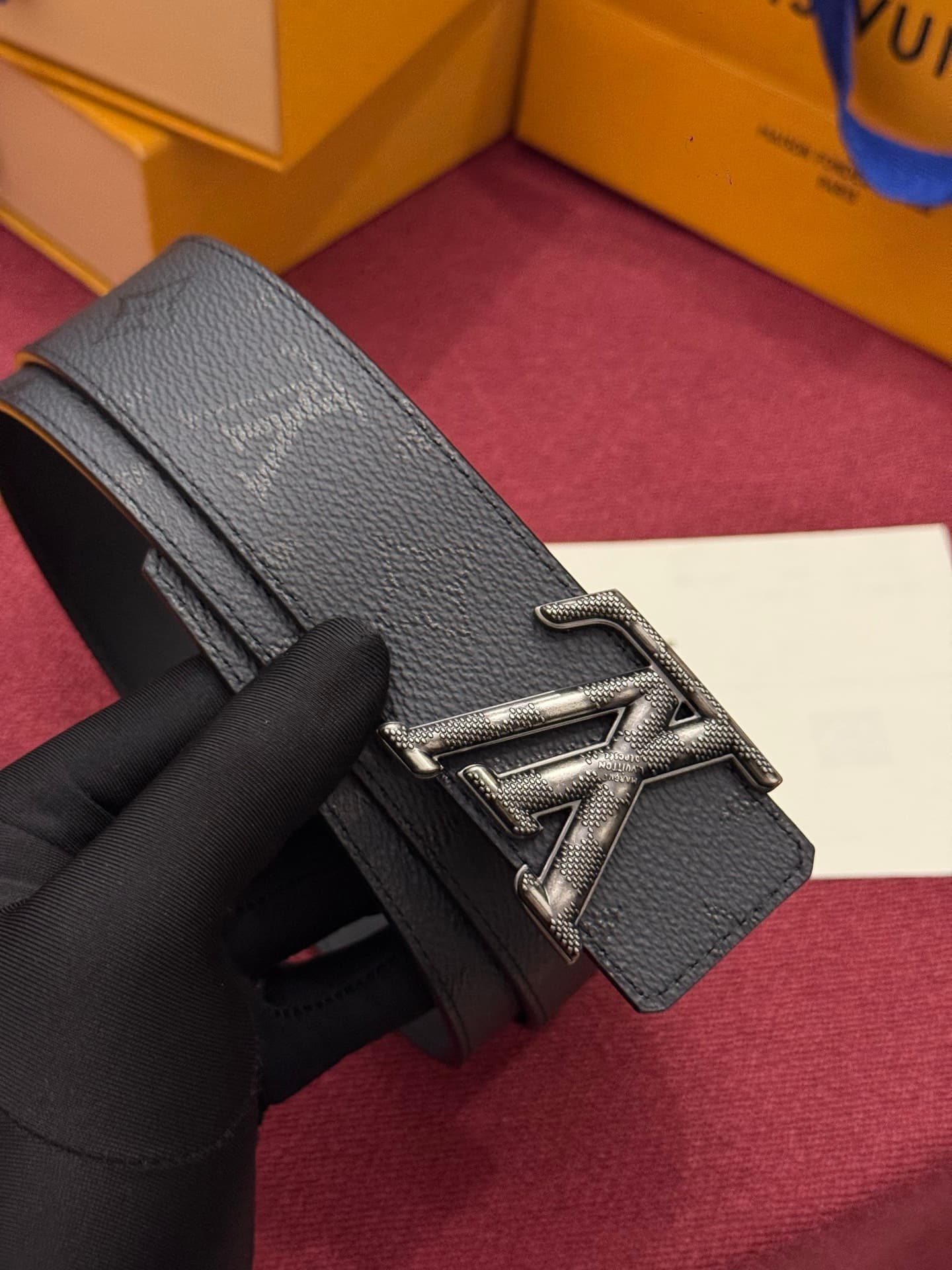 C32940 LV Initiales Monogram Reflective 40mm – a reversible belt that adds a dynamic touch to the design, elevating the classic style to an unexpected level. — image 2