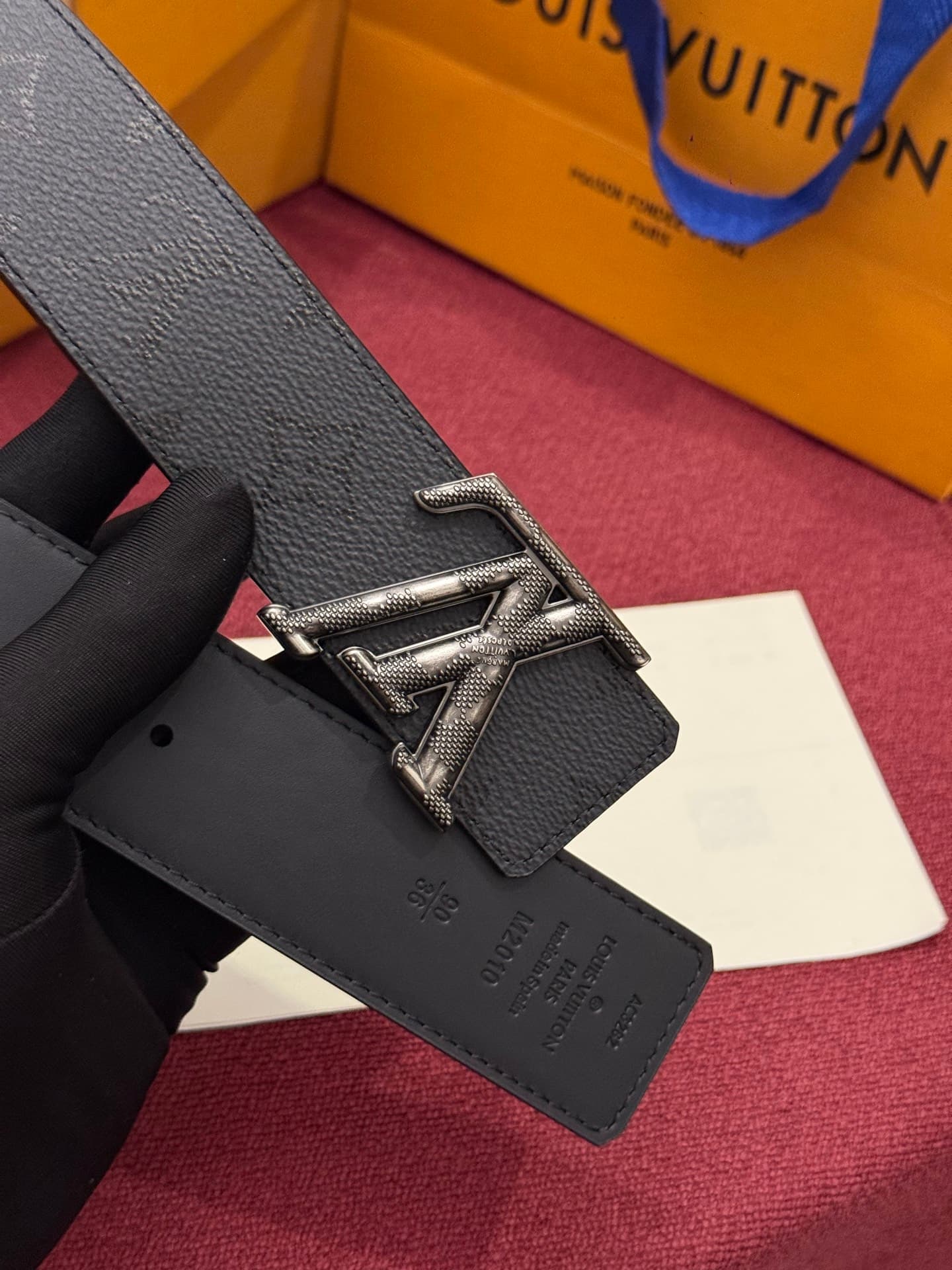 C32940 LV Initiales Monogram Reflective 40mm – a reversible belt that adds a dynamic touch to the design, elevating the classic style to an unexpected level. — image 5