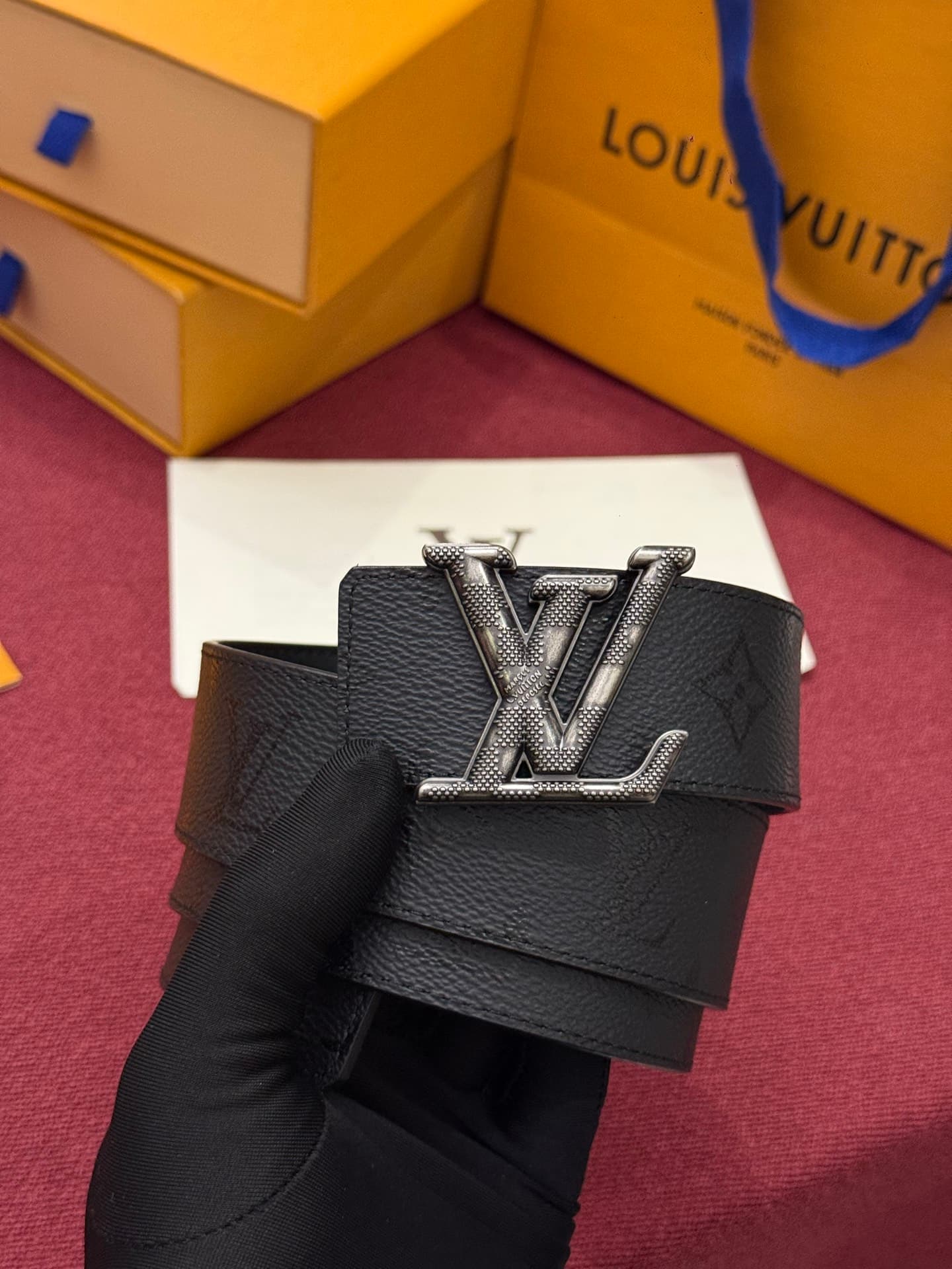 C32940 LV Initiales Monogram Reflective 40mm – a reversible belt that adds a dynamic touch to the design, elevating the classic style to an unexpected level. — image 6