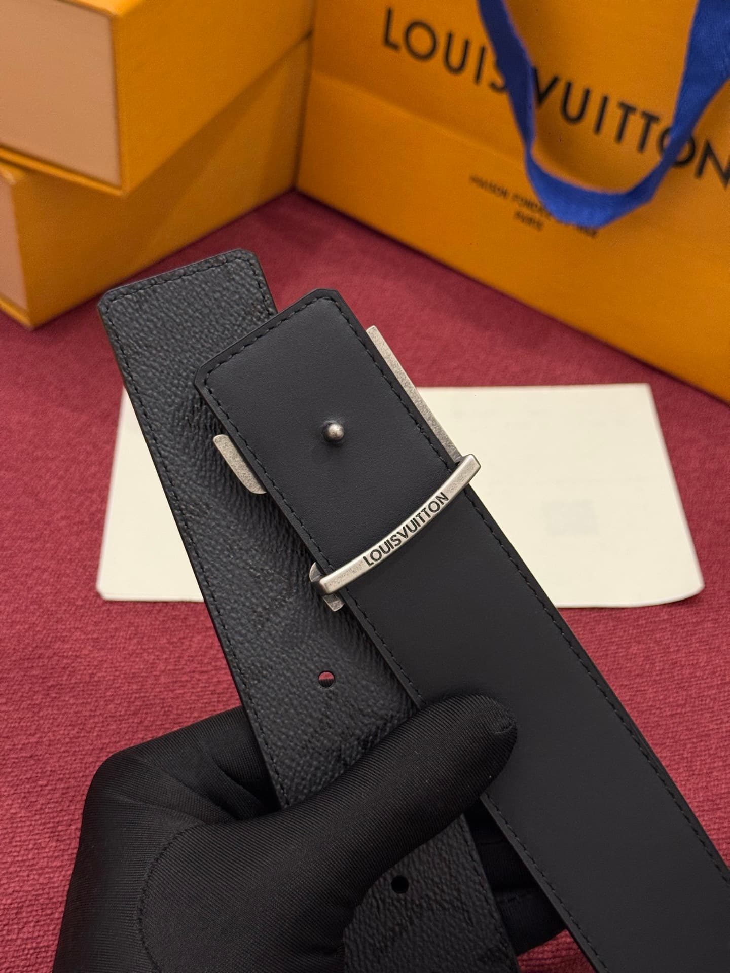 C32940 LV Initiales Monogram Reflective 40mm – a reversible belt that adds a dynamic touch to the design, elevating the classic style to an unexpected level. — image 4