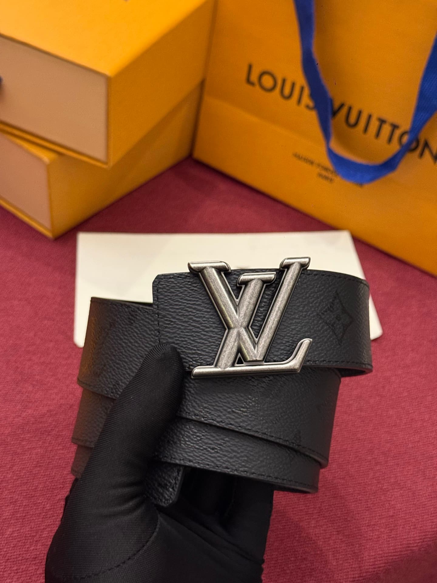 C32941 LV Initiales Monogram Reflective 40mm – a reversible belt that adds a dynamic touch to the design, elevating the classic style to an unexpected level. — image 6