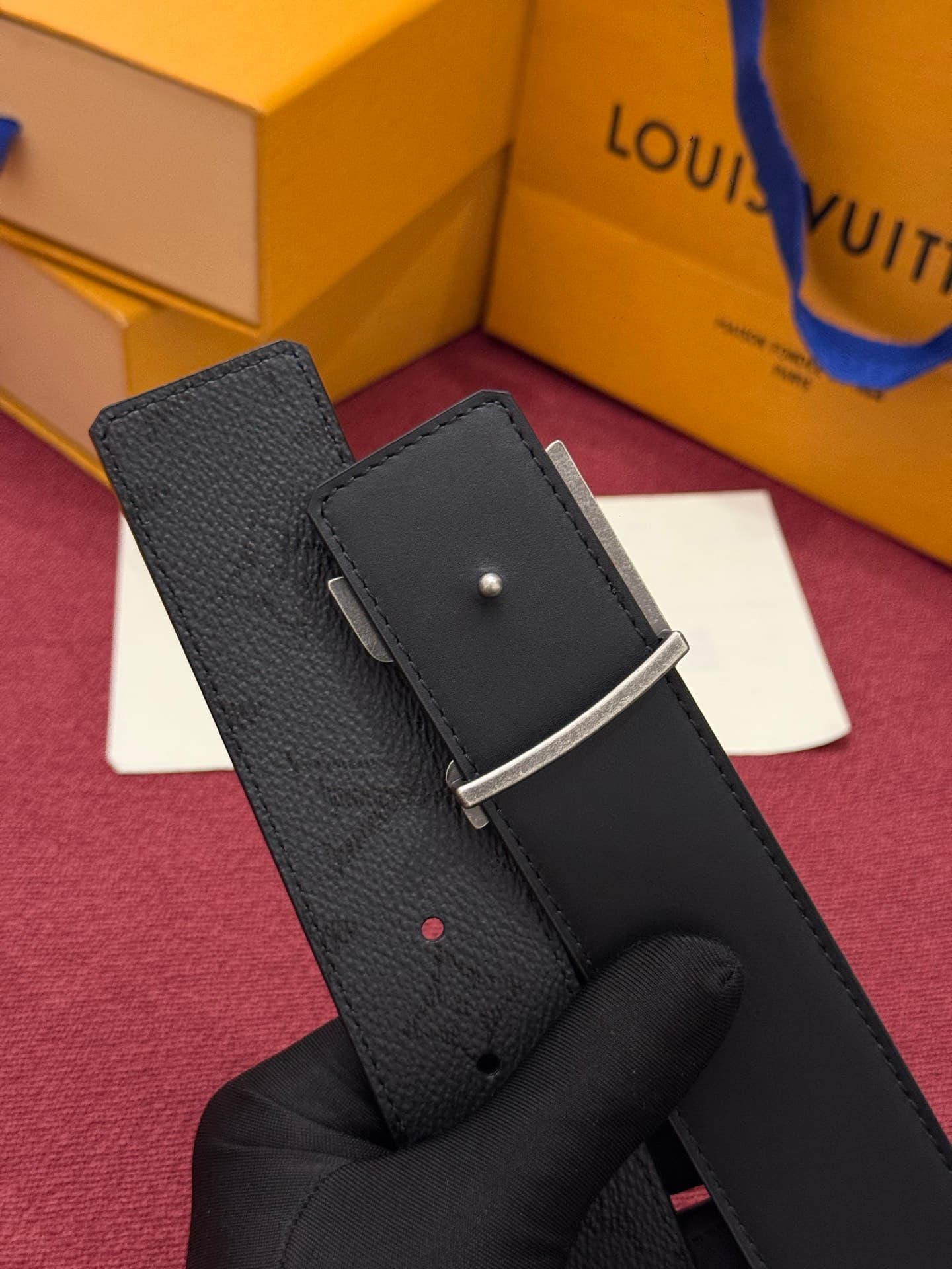 C32941 LV Initiales Monogram Reflective 40mm – a reversible belt that adds a dynamic touch to the design, elevating the classic style to an unexpected level. — image 4
