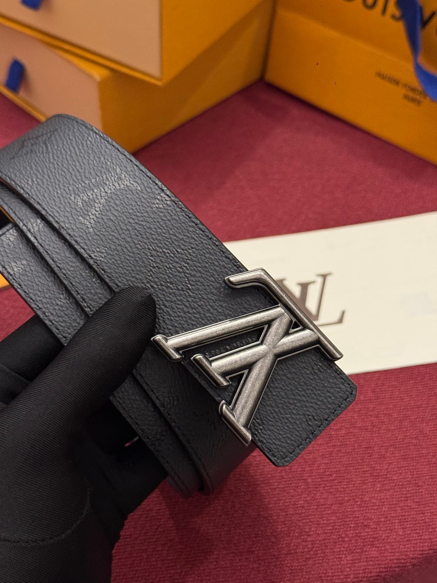 C32941 LV Initiales Monogram Reflective 40mm – a reversible belt that adds a dynamic touch to the design, elevating the classic style to an unexpected level. — image 2