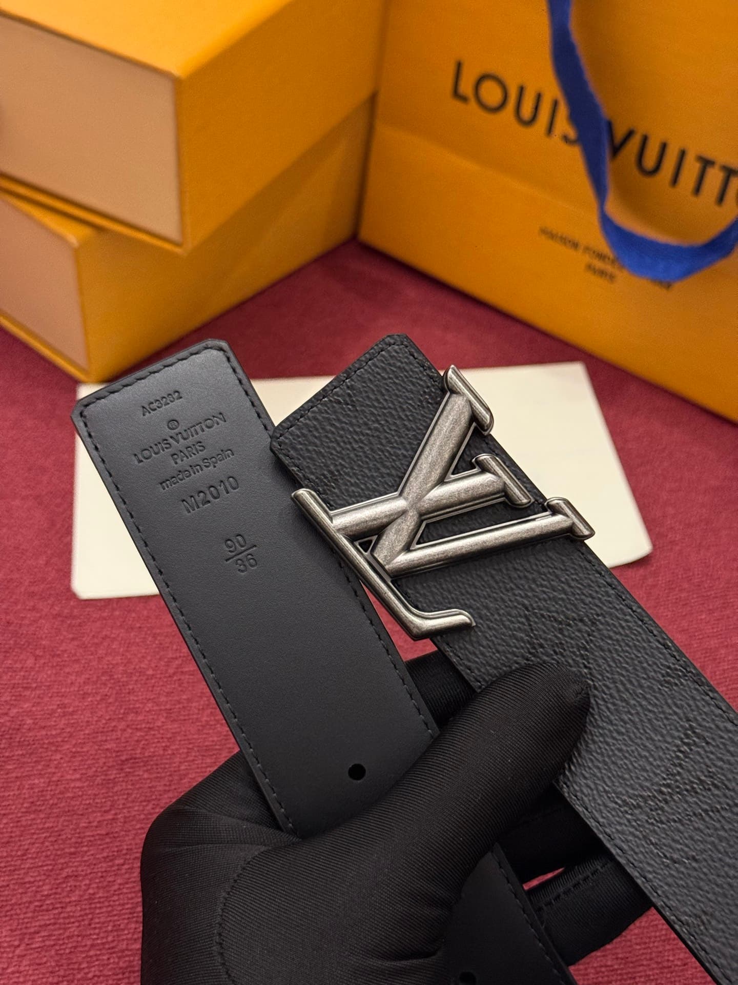 C32941 LV Initiales Monogram Reflective 40mm – a reversible belt that adds a dynamic touch to the design, elevating the classic style to an unexpected level. — image 3