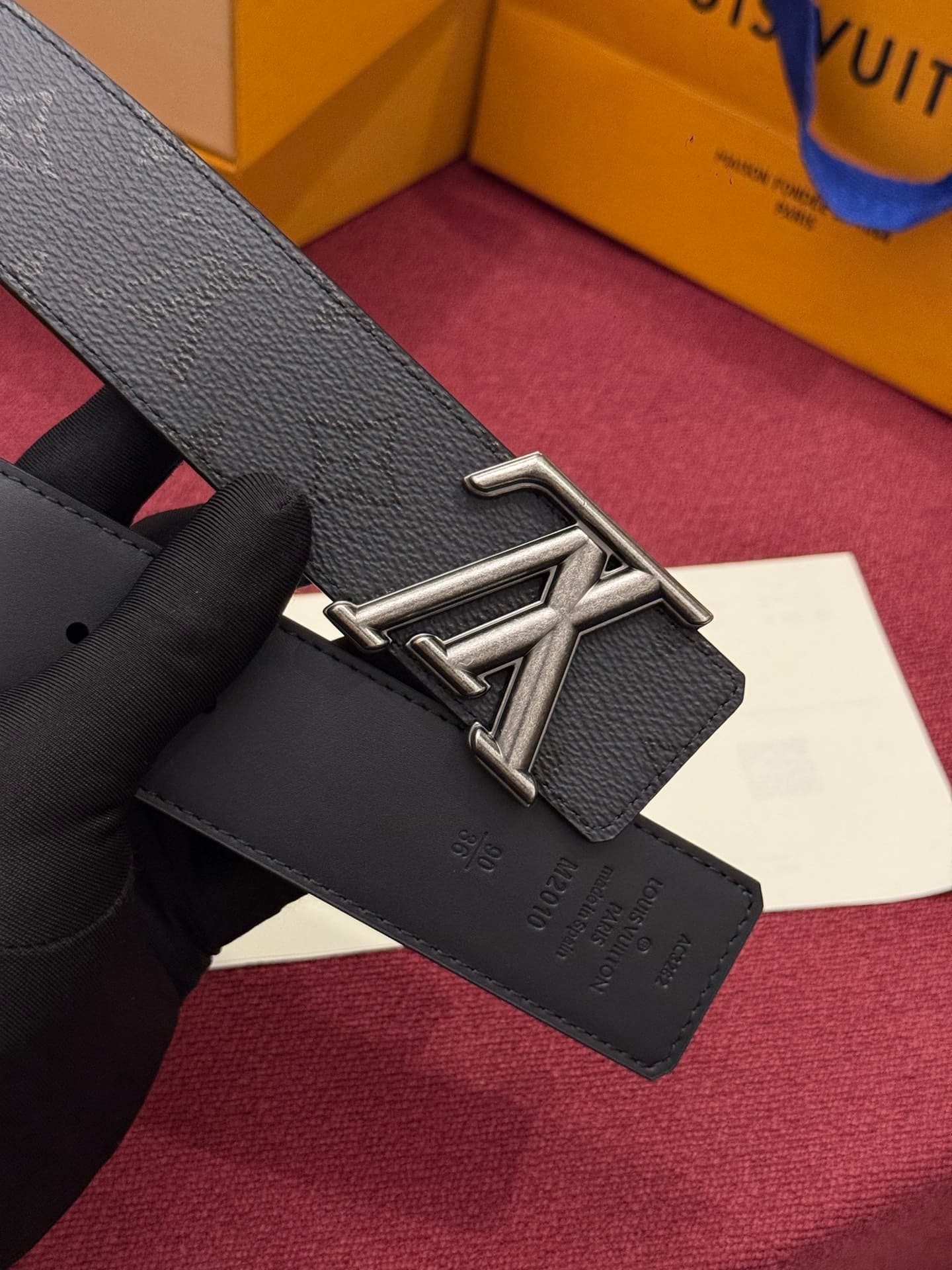 C32941 LV Initiales Monogram Reflective 40mm – a reversible belt that adds a dynamic touch to the design, elevating the classic style to an unexpected level. — image 5