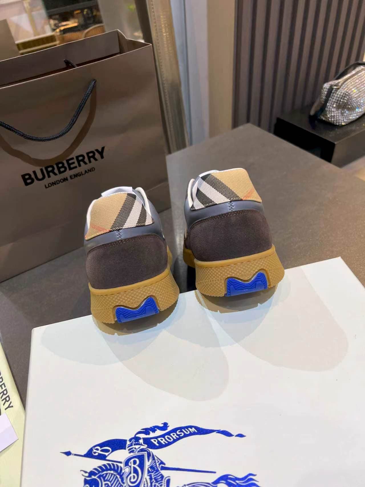 D3139 BURBERRY — image 8