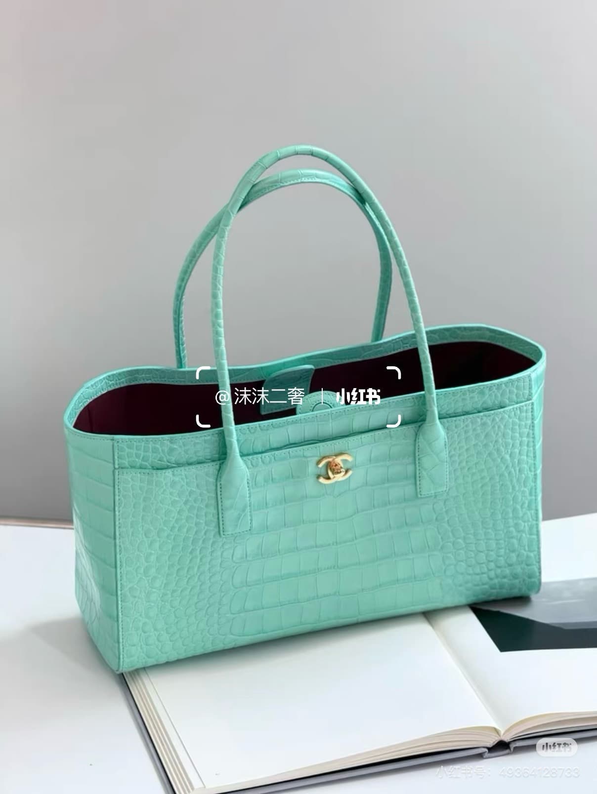 C3198 .6977 Crocodile style: Mint green — image 1