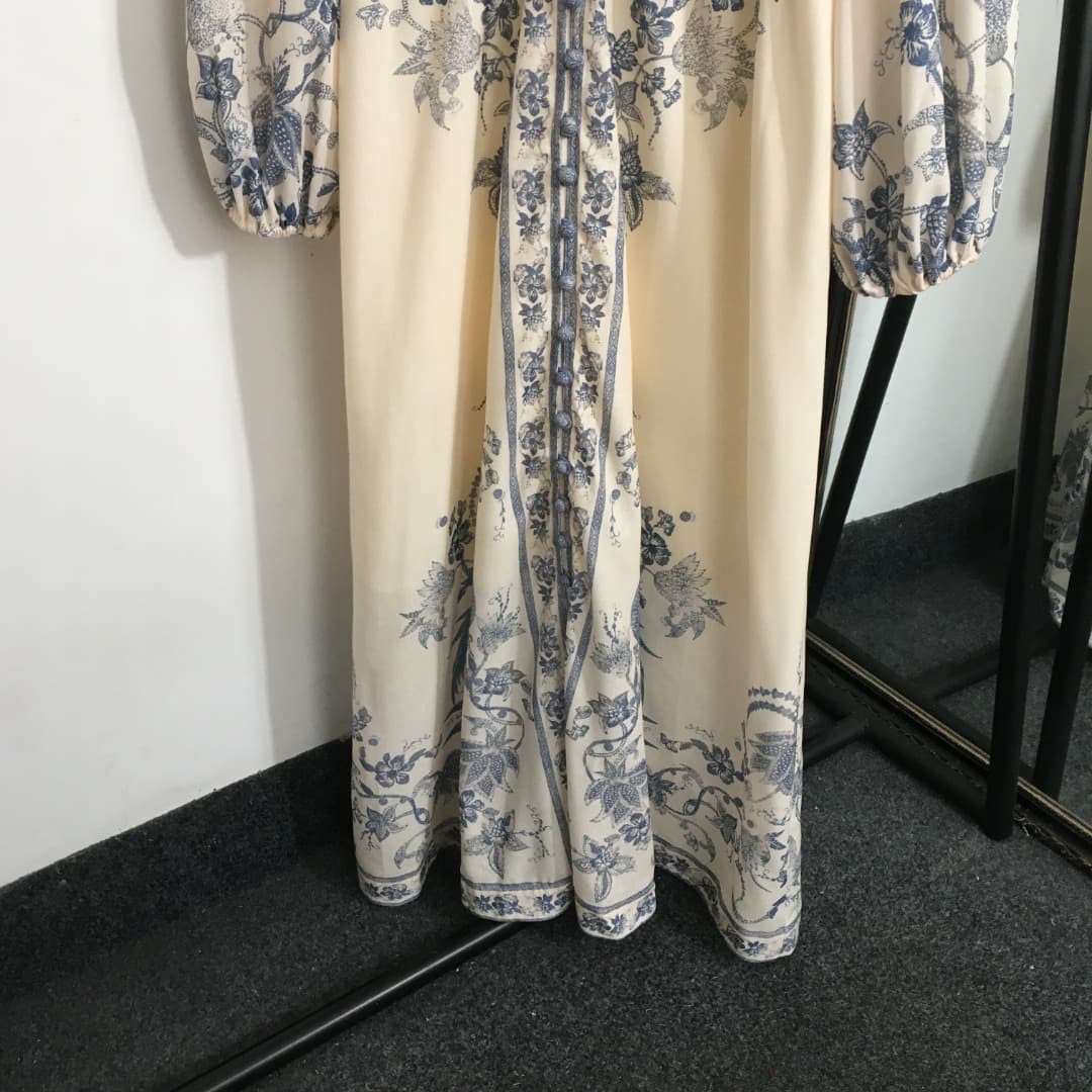 C18217 Style number 20252712 Zimmermann new model, elegant vintage/retro floral print, V-neck, waist-catching lantern long-sleeved dress. Colors: blue, pink, brown. S-XL sizes available. [Size M: bust 92, waist 78, sleeve length 65, overall length 145, we — image 3