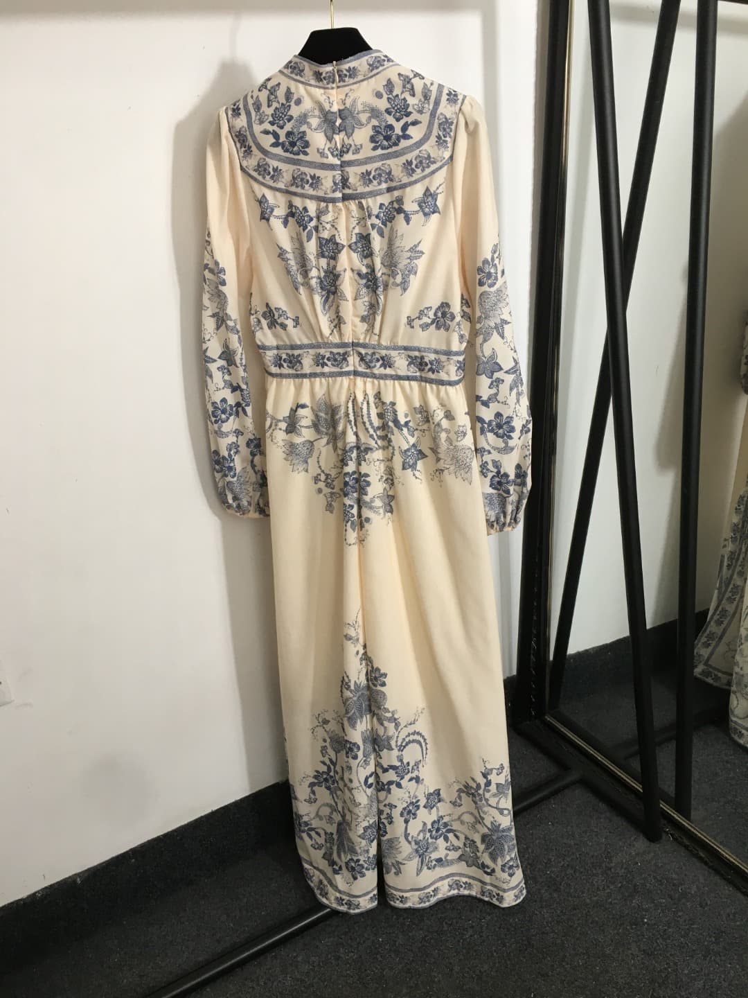 C18217 Style number 20252712 Zimmermann new model, elegant vintage/retro floral print, V-neck, waist-catching lantern long-sleeved dress. Colors: blue, pink, brown. S-XL sizes available. [Size M: bust 92, waist 78, sleeve length 65, overall length 145, we — image 7