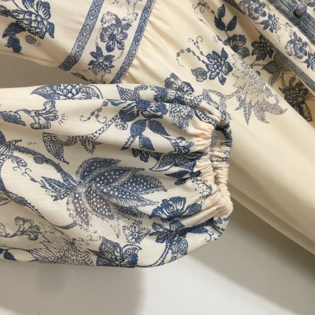 C18217 Style number 20252712 Zimmermann new model, elegant vintage/retro floral print, V-neck, waist-catching lantern long-sleeved dress. Colors: blue, pink, brown. S-XL sizes available. [Size M: bust 92, waist 78, sleeve length 65, overall length 145, we — image 4