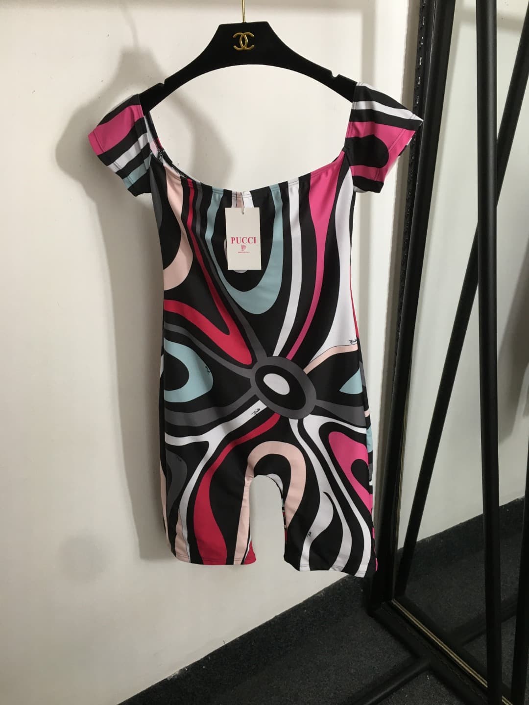 C24953 Style number 20252932 Pucc* New model: one-piece top with off-shoulder design, mixed-color print, form-fitting short pants, swimsuit. Styles available: S-XL. [S size: bust size 72, sleeve length 9, overall length 85] — image 1