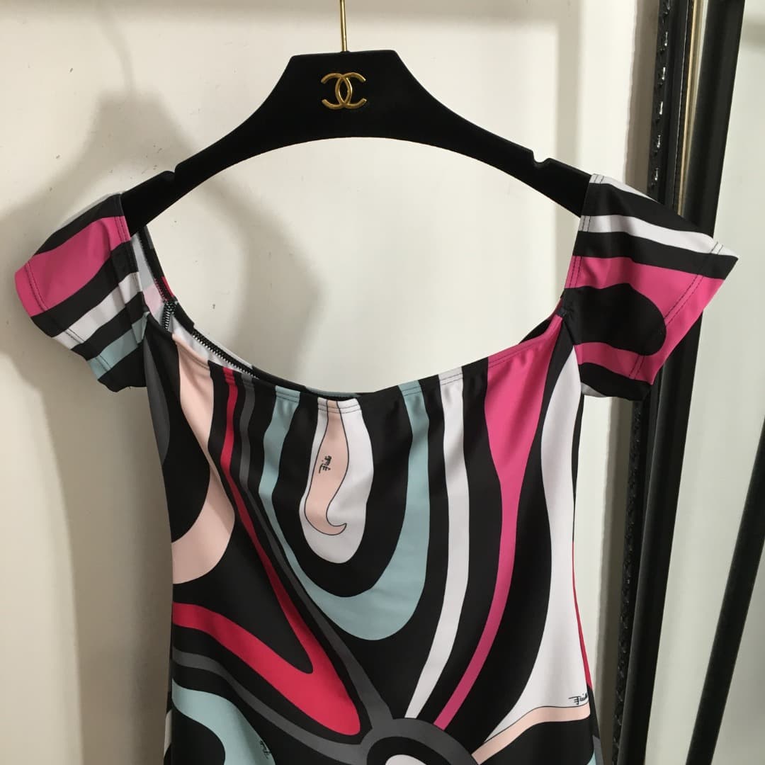 C24953 Style number 20252932 Pucc* New model: one-piece top with off-shoulder design, mixed-color print, form-fitting short pants, swimsuit. Styles available: S-XL. [S size: bust size 72, sleeve length 9, overall length 85] — image 2
