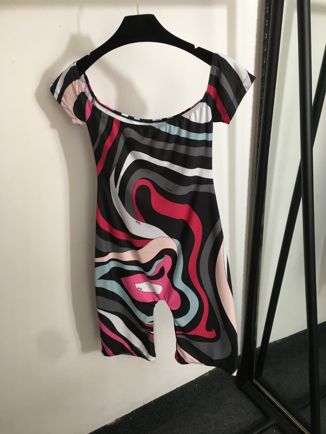 C24953 Style number 20252932 Pucc* New model: one-piece top with off-shoulder design, mixed-color print, form-fitting short pants, swimsuit. Styles available: S-XL. [S size: bust size 72, sleeve length 9, overall length 85] — image 5