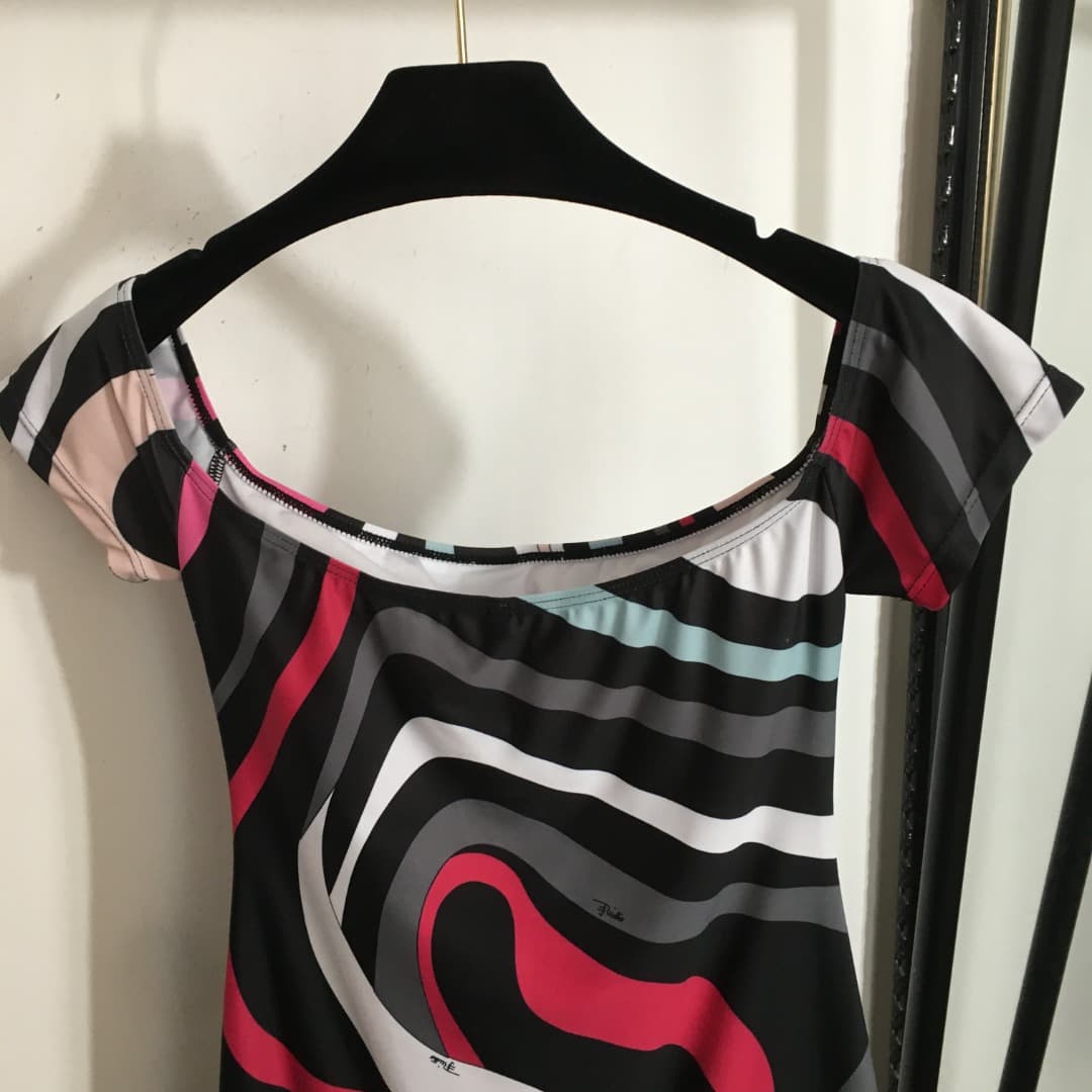 C24953 Style number 20252932 Pucc* New model: one-piece top with off-shoulder design, mixed-color print, form-fitting short pants, swimsuit. Styles available: S-XL. [S size: bust size 72, sleeve length 9, overall length 85] — image 6