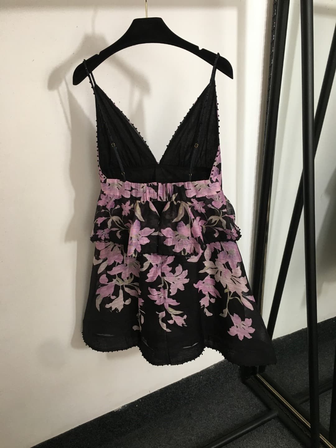 C18255 Item number: 20252648 Zimmermann new model, purple floral print, ruffled V-neck dress with waistband. Short skirt, beige and black colors, sizes S-XL. [Size M: elasticity of bust; waistband: 74; length: 82] 76 — image 4