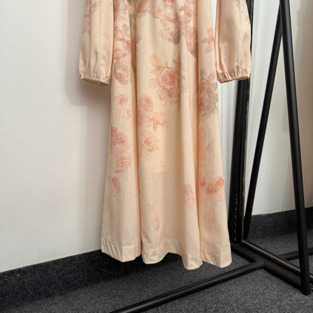 C18367 Item number: 20253780 Zimmermann – New design. Pearl buttons, elegant floral print, stand-up collar, long skirt with inner straps and belt. Apricot color, sizes S-XL. [Size M: bust 60, skirt length 37; shoulder width 37; bust size 88; sleeve length — image 3