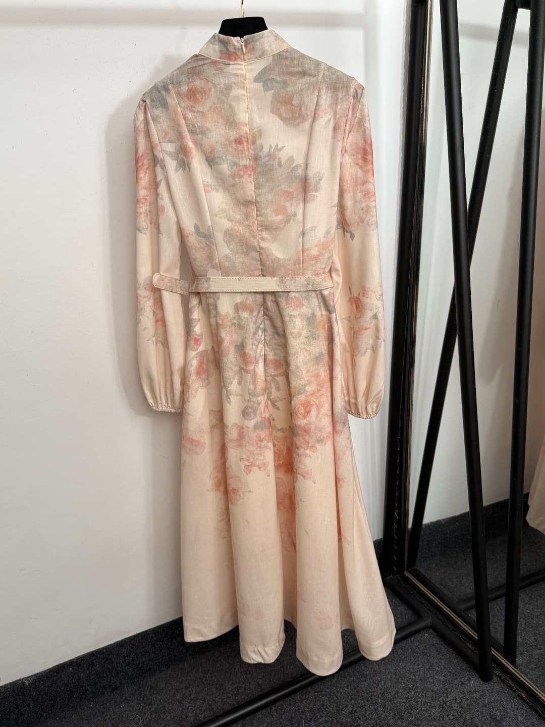 C18367 Item number: 20253780 Zimmermann – New design. Pearl buttons, elegant floral print, stand-up collar, long skirt with inner straps and belt. Apricot color, sizes S-XL. [Size M: bust 60, skirt length 37; shoulder width 37; bust size 88; sleeve length — image 7