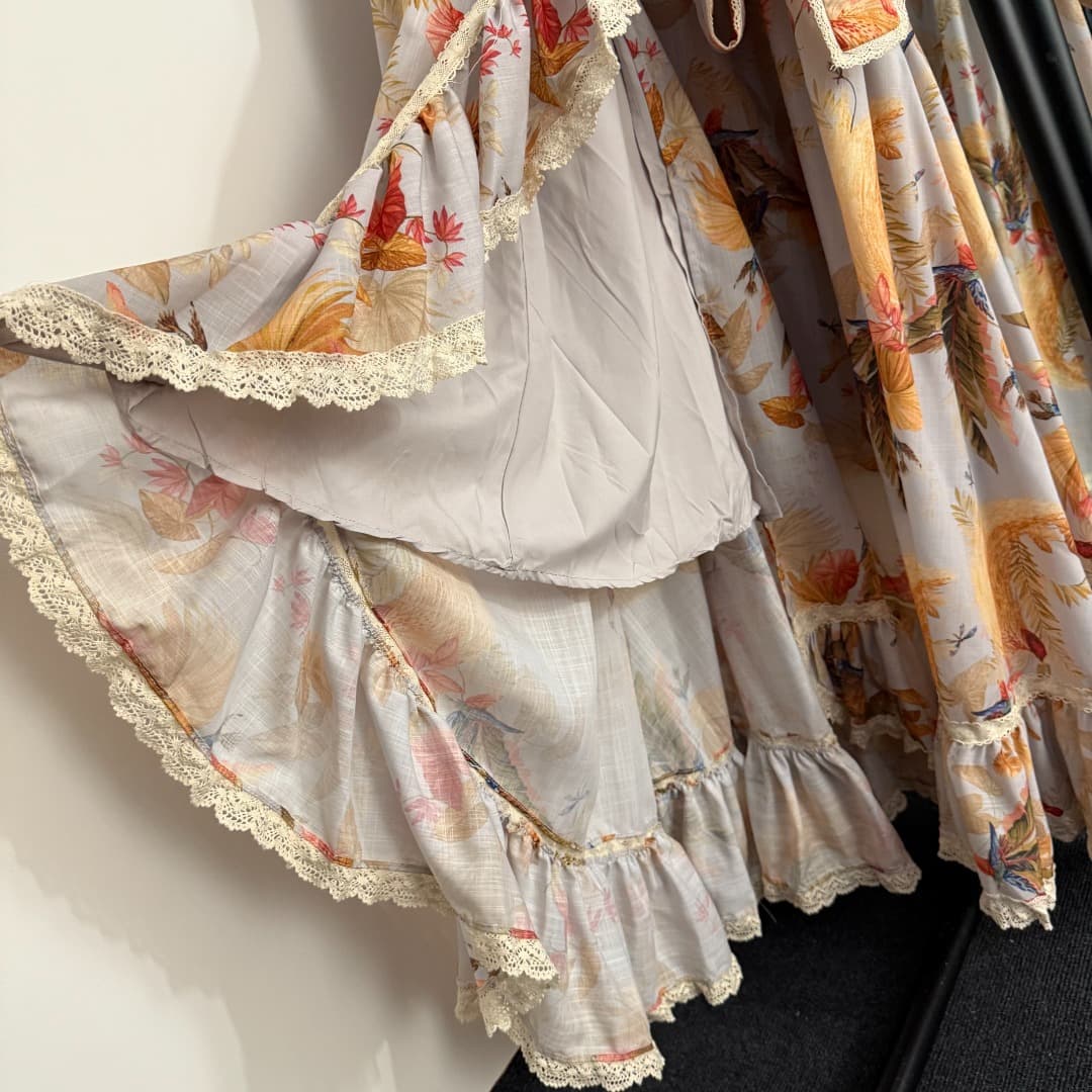 C18359 Style number 20253957 Zimmermann new model: Leaf-patterned lace, ruffles, waist-cinching V-neck, long-sleeved dress, light purple color, S-XL size. [Size M: bust 88, sleeve length 62, overall length 132] — image 7