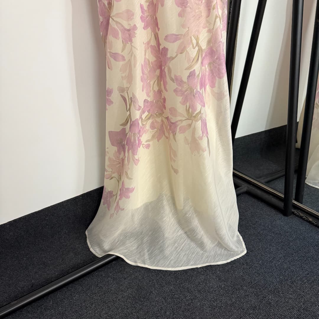 C18259 Item number: 20253959 Zimmermann – New model. Purple floral pattern,荷叶 shape waistline with bead details, V-neck dress with straps. Long dress, beige and black colors, sizes S-XL. [Size M; Elasticity of bust area: 76; Length: 140] — image 3