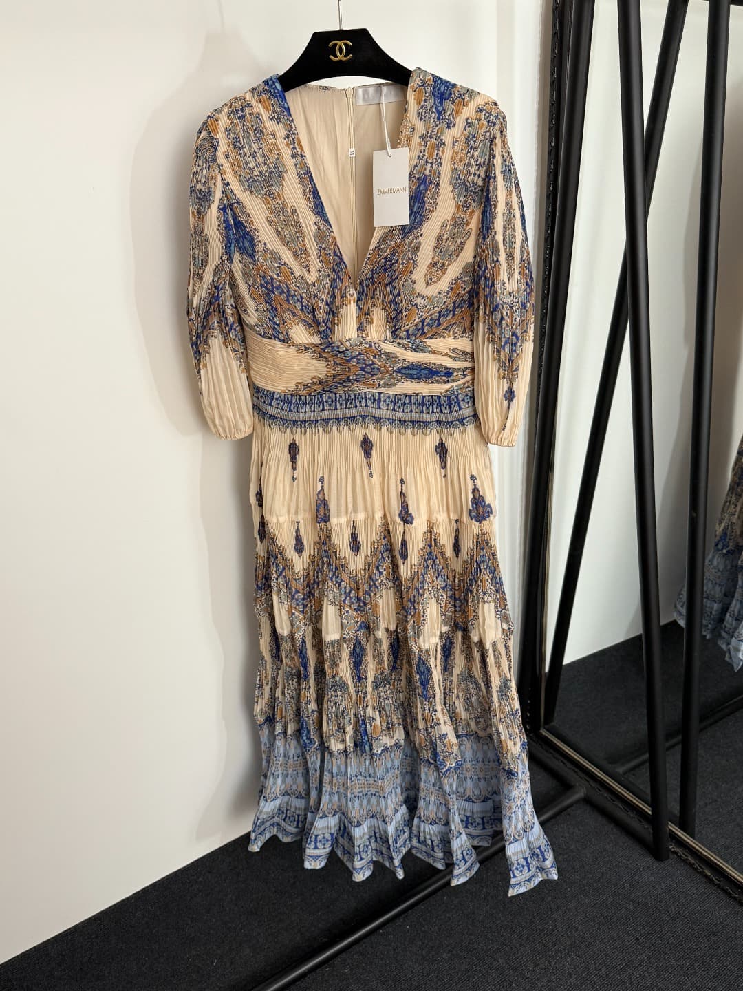 C18224 Style No. 20254025 Zimmermann Vintage/retro pattern print, three-dimensional pleated V-neck mid-rise short-sleeve dress. Long dress, black, apricot color, S-XL sizes. [Size M: bust 84, waist 70, sleeve length 42, full length 124] — image 1