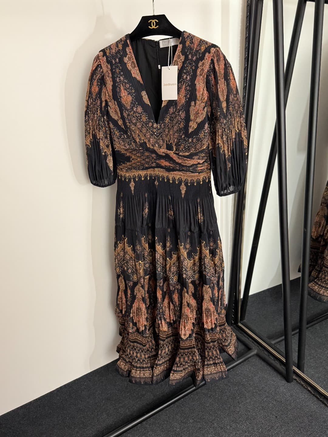 C18225 Style No. 20254025 Zimmermann Vintage/retro pattern print, 3D pleated V-neck mid-thigh short-sleeve dress. Long dress, black, apricot color, S-XL. [Size M: bust 84, waist 70, sleeve length 42, overall length 124] — image 1
