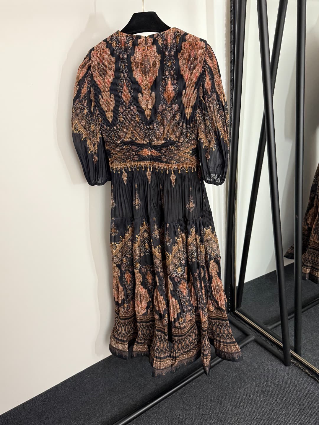 C18225 Style No. 20254025 Zimmermann Vintage/retro pattern print, 3D pleated V-neck mid-thigh short-sleeve dress. Long dress, black, apricot color, S-XL. [Size M: bust 84, waist 70, sleeve length 42, overall length 124] — image 4