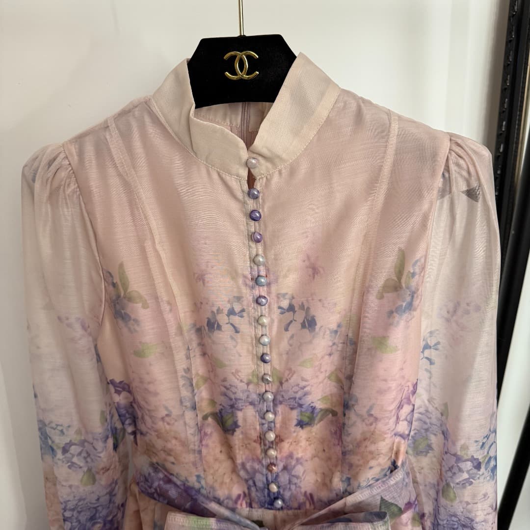C18262 Item number: 20254120 Zimmermann new model. Hyacinth flower print,荷叶-shaped belt, bell-shaped long-sleeved dress with a short skirt. Purple and yellow colors. S-XL sizes. [Size M: bust size 90, sleeve length 66, waist size 72, overall length 95] — image 2