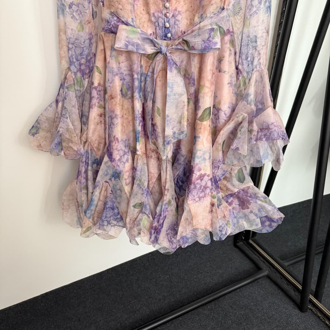 C18262 Item number: 20254120 Zimmermann new model. Hyacinth flower print,荷叶-shaped belt, bell-shaped long-sleeved dress with a short skirt. Purple and yellow colors. S-XL sizes. [Size M: bust size 90, sleeve length 66, waist size 72, overall length 95] — image 3
