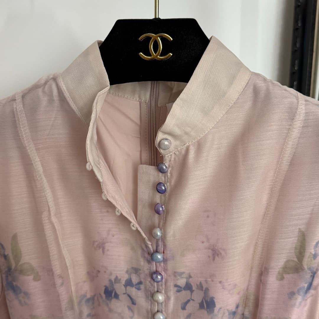 C18262 Item number: 20254120 Zimmermann new model. Hyacinth flower print,荷叶-shaped belt, bell-shaped long-sleeved dress with a short skirt. Purple and yellow colors. S-XL sizes. [Size M: bust size 90, sleeve length 66, waist size 72, overall length 95] — image 4
