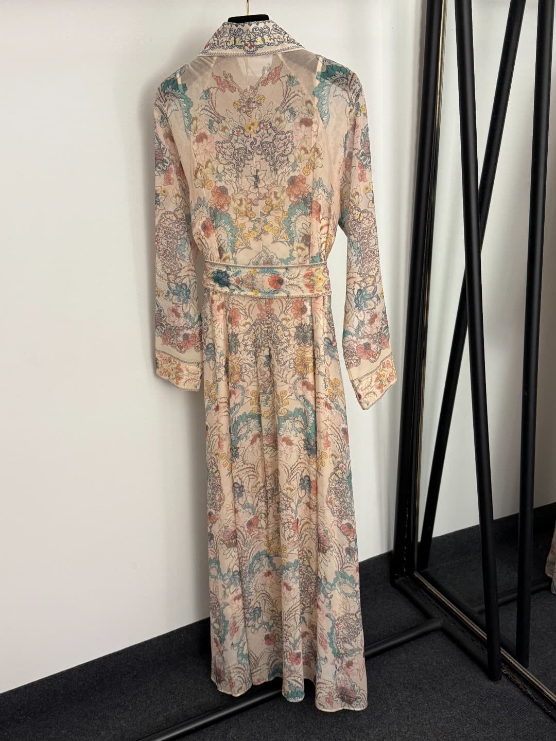 C18357 Style number 20259334 Zimmermann* Vintage/retro colored flower print, belt-lined waist-cinching collar long-sleeved shirt dress. Long dress with straps for lining, apricot color, S-XL sizes. [Size M: bust 94, length 105; bust 90, sleeve length 72,  — image 7
