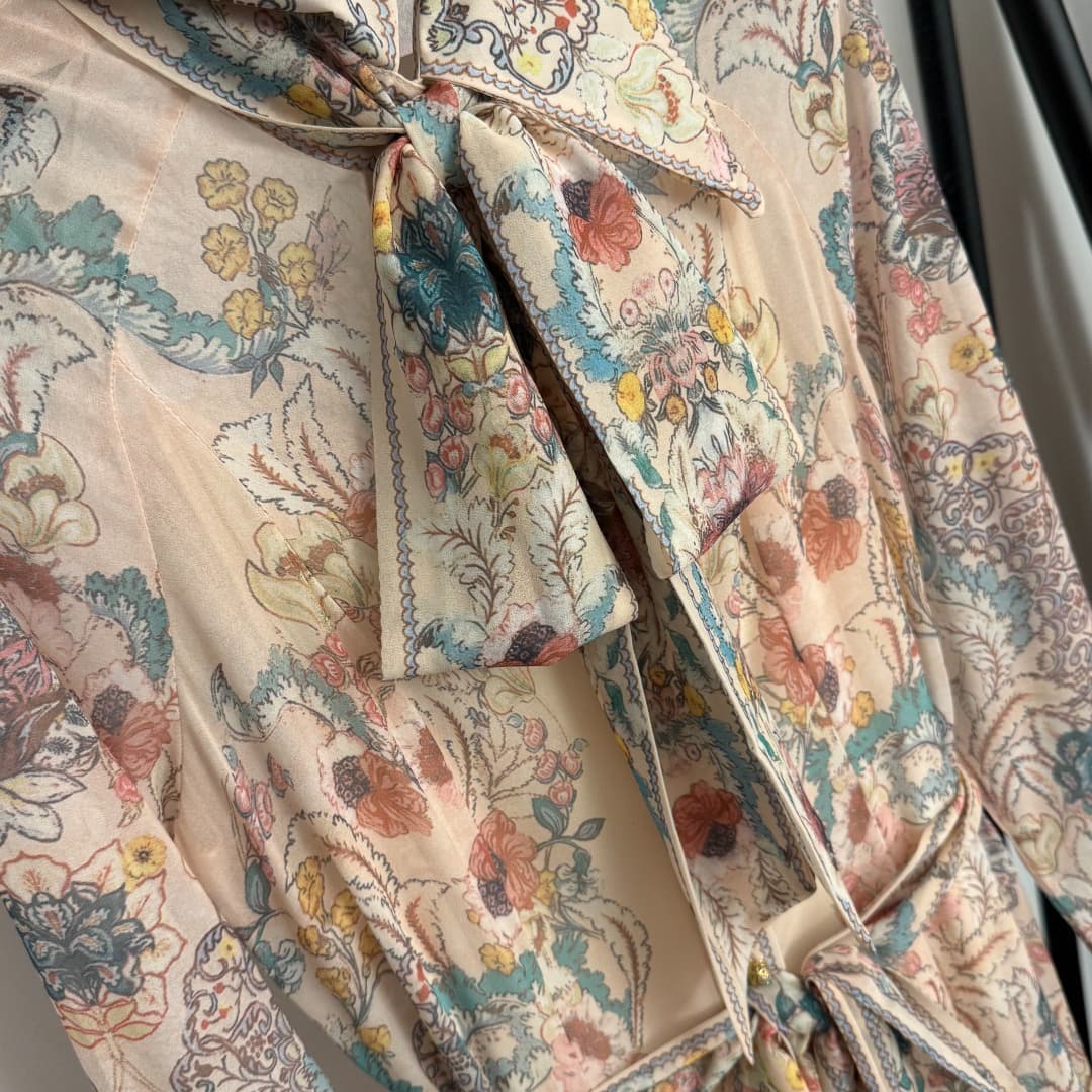 C18357 Style number 20259334 Zimmermann* Vintage/retro colored flower print, belt-lined waist-cinching collar long-sleeved shirt dress. Long dress with straps for lining, apricot color, S-XL sizes. [Size M: bust 94, length 105; bust 90, sleeve length 72,  — image 4